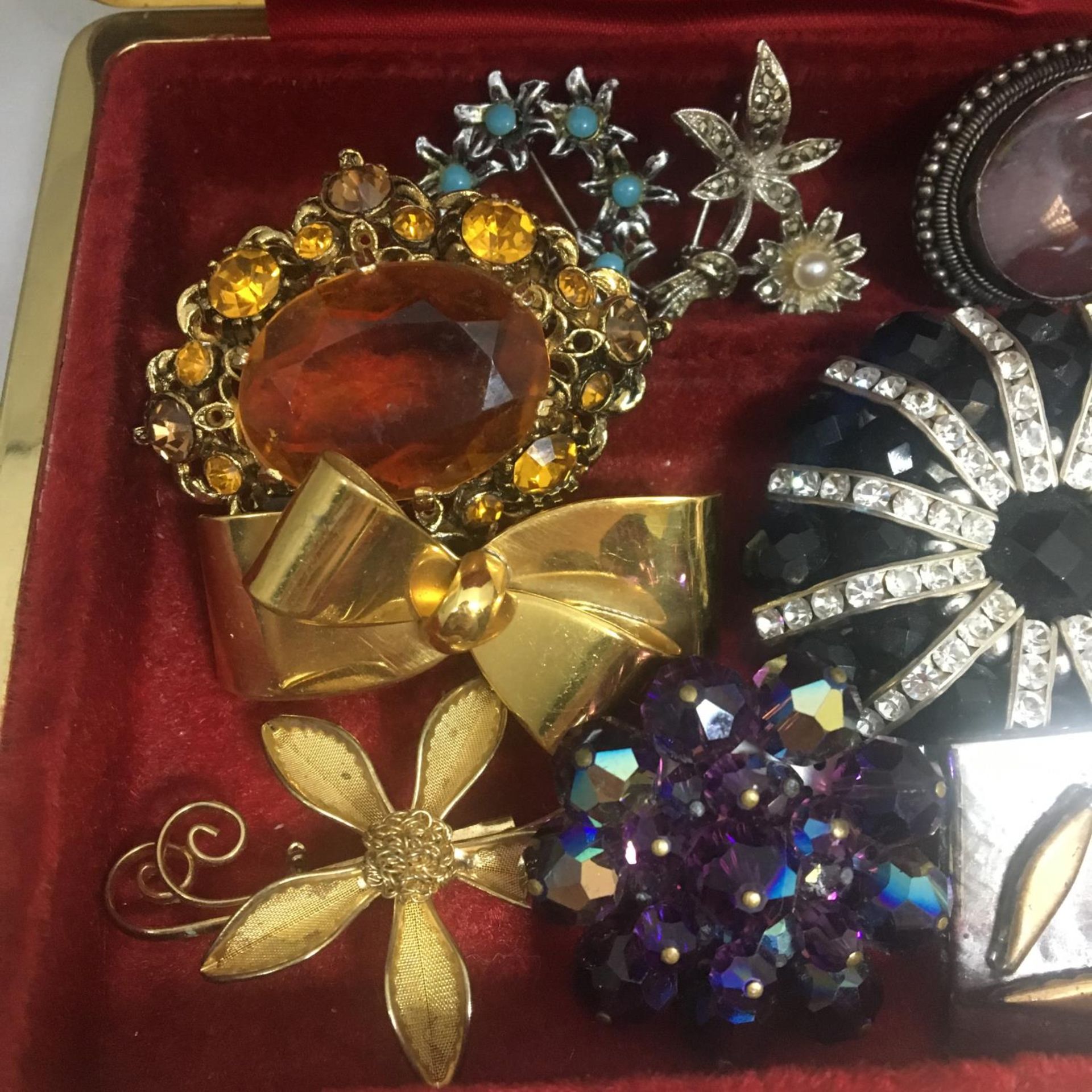 A box containing various vintage brooches - Image 2 of 6