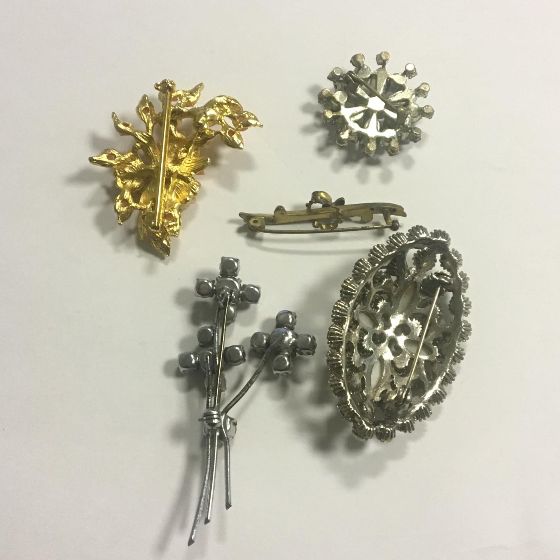 A group of 5 various vintage costume jewellery brooches - Image 3 of 3