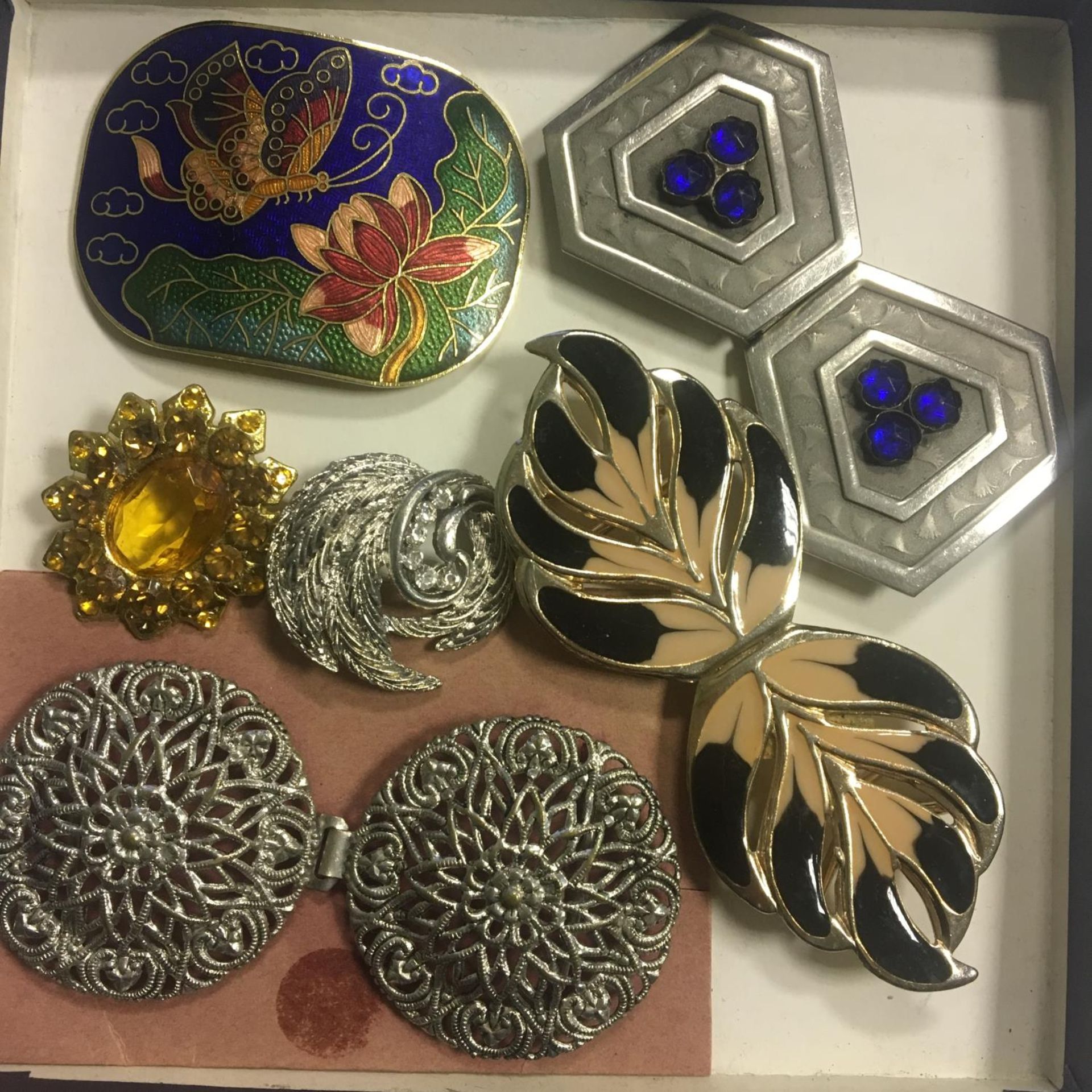 A group of 6 various vintage brooches and buckles