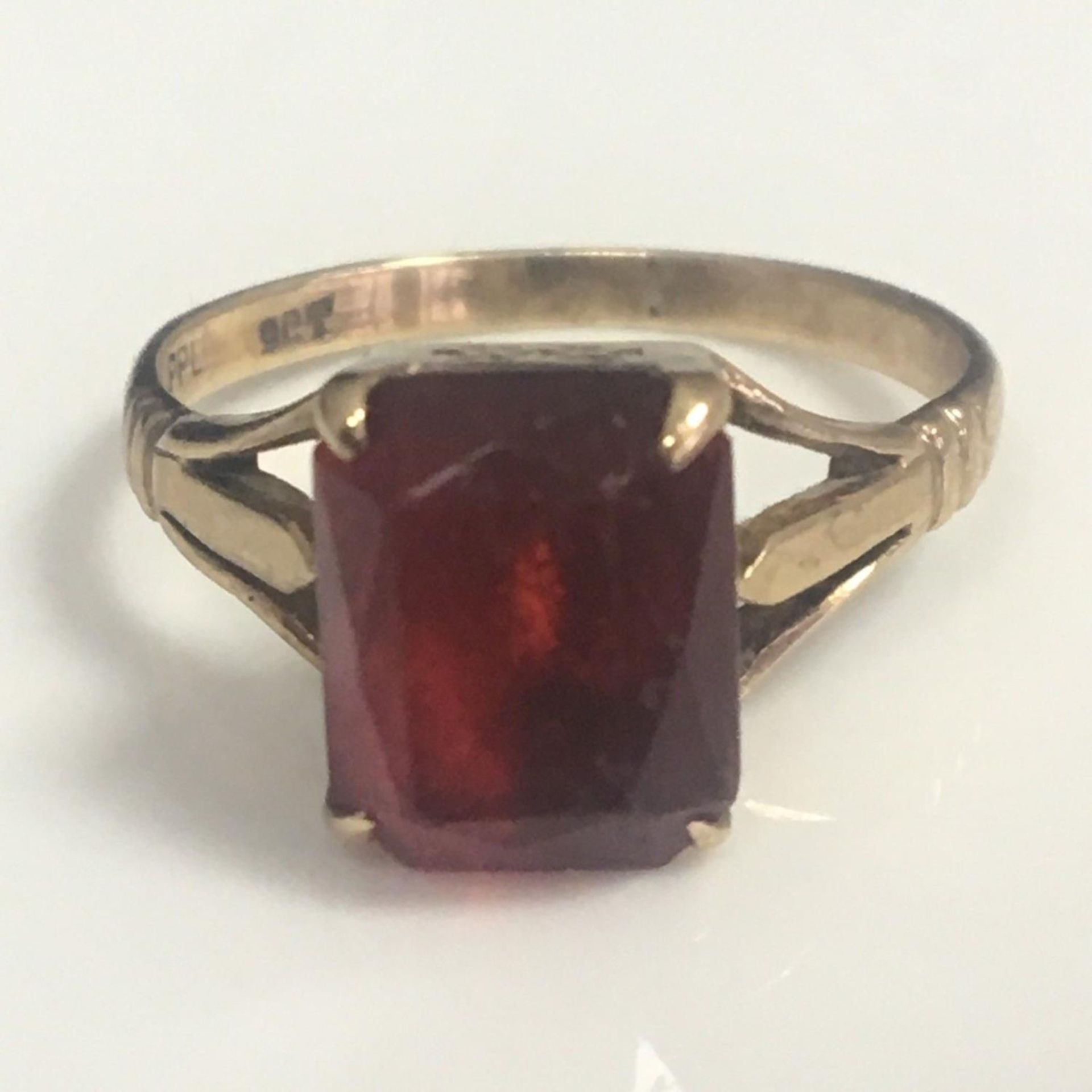 Vintage Art Deco 9ct gold red stone cocktail ring - size O - Image 3 of 3