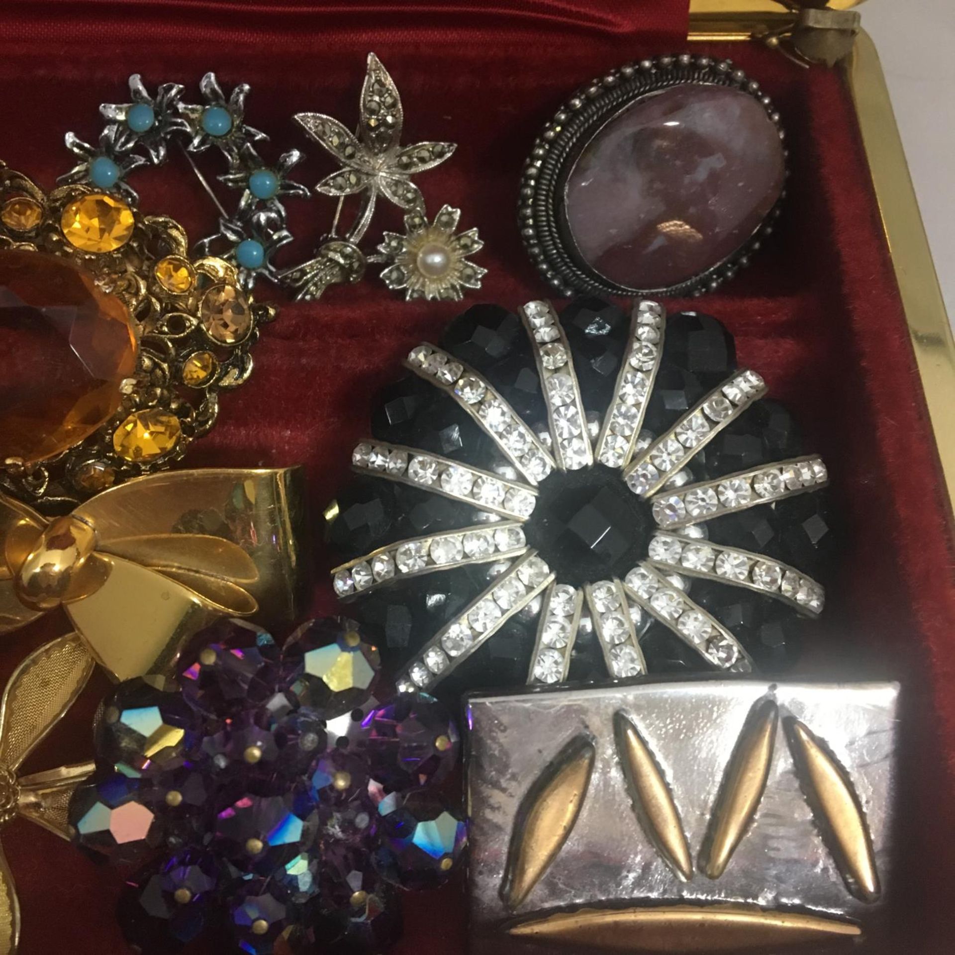 A box containing various vintage brooches - Image 3 of 6