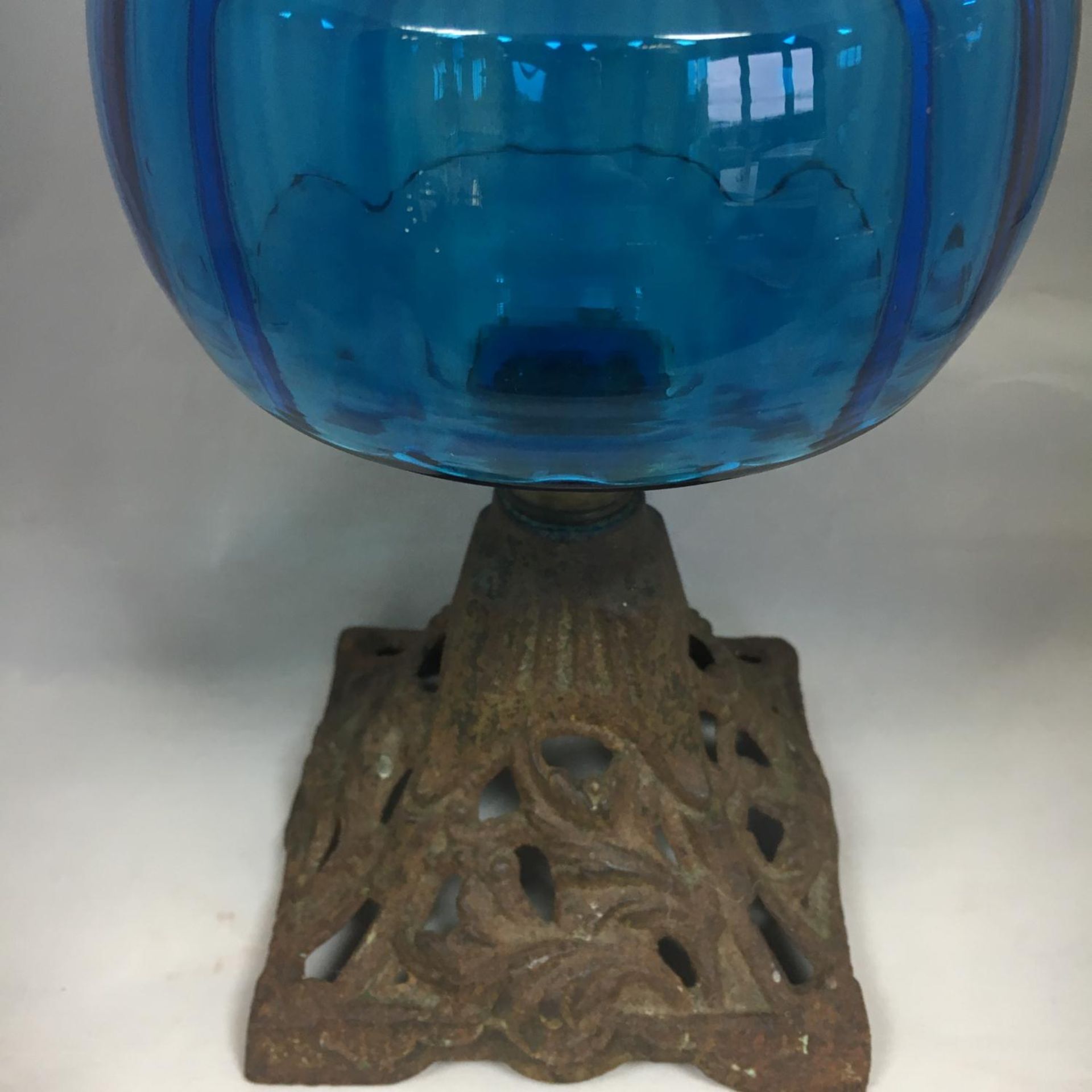 Early 20th Century Single Burner Oil Lamp - Coloured Glass Reservoir Metal Base - Image 3 of 4