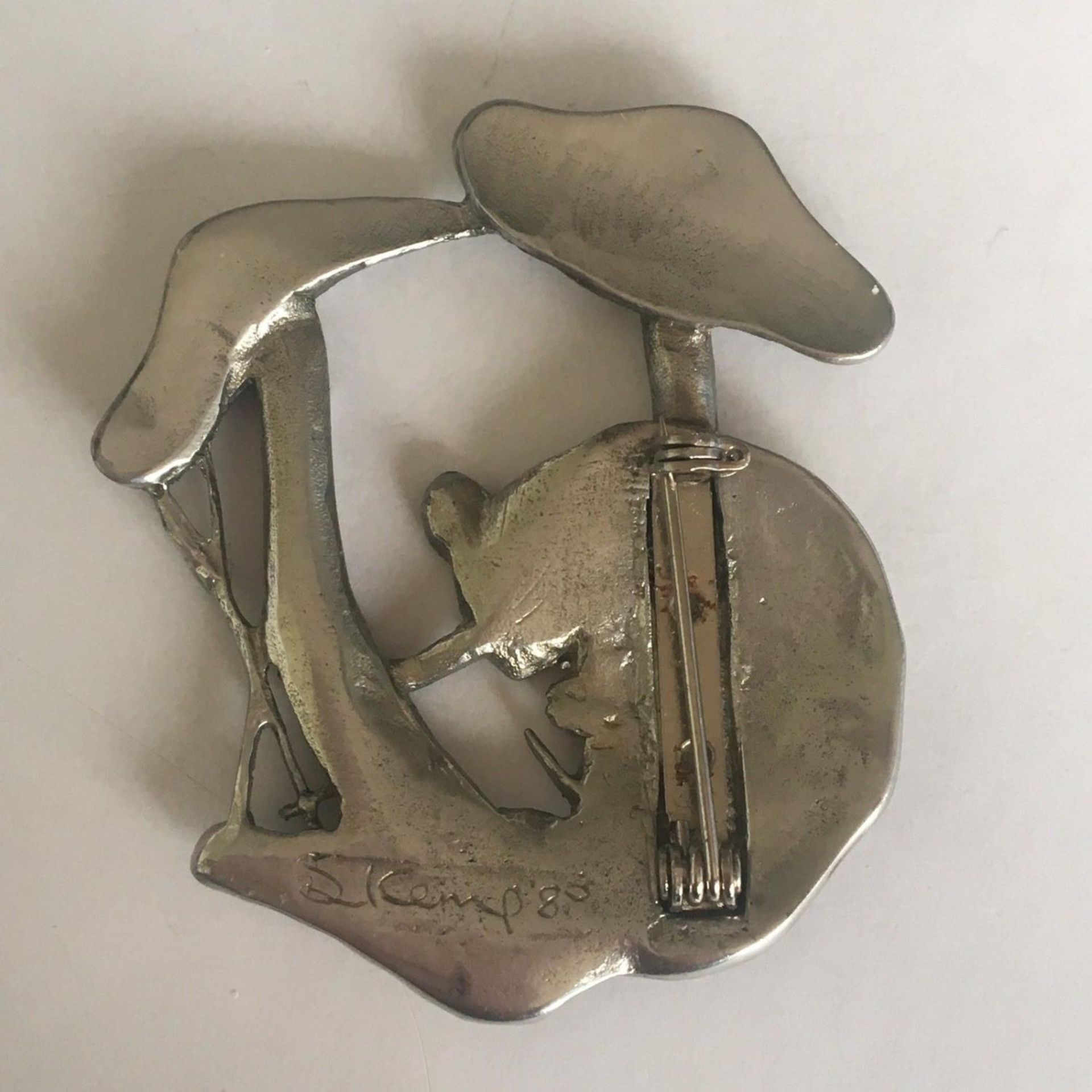 Pewter brooch by British Artist David Kemp, Field Mouse Toadstools Signed D Kemp - Image 2 of 2