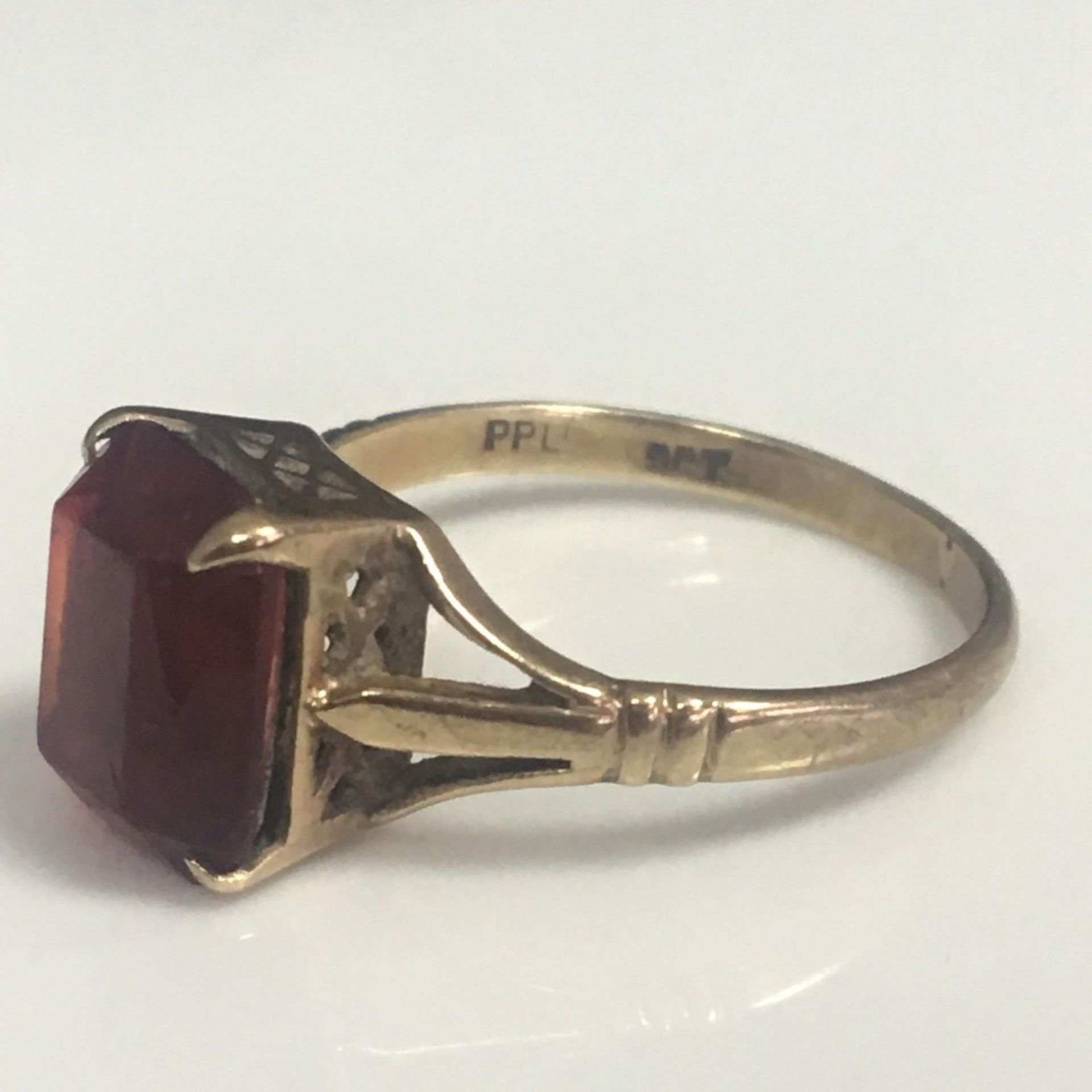 Vintage Art Deco 9ct gold red stone cocktail ring - size O - Image 2 of 3