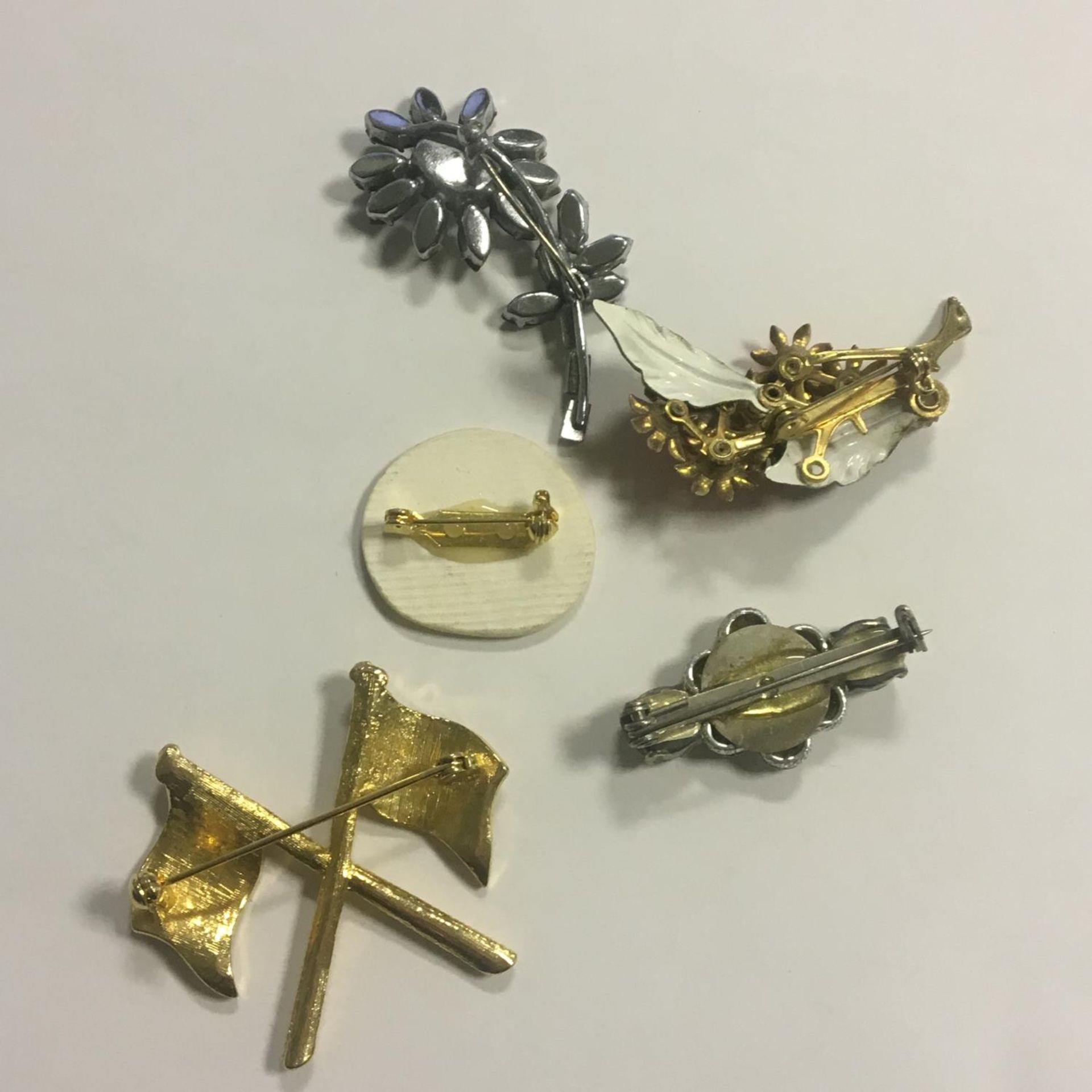 A group of 5 various vintage costume jewellery brooches - Image 2 of 2