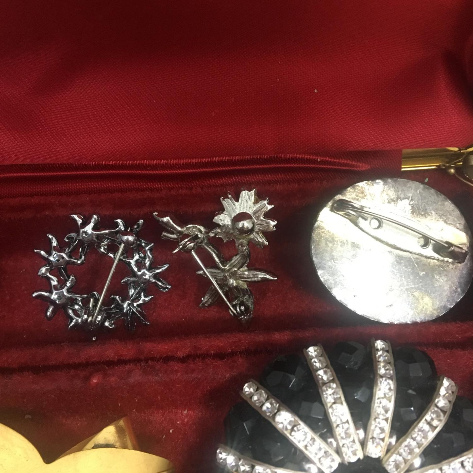 A box containing various vintage brooches - Image 4 of 6