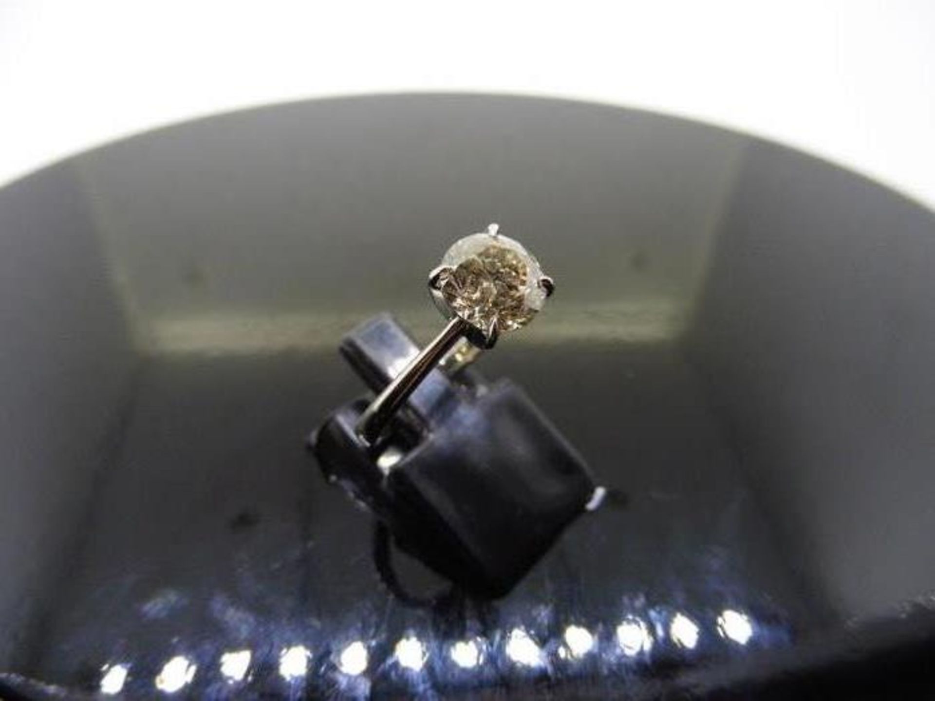 0.72ct diamond solitaire ring with a brilliant cut diamond. L colour and VS clarity. Set in 18ct - Image 2 of 3