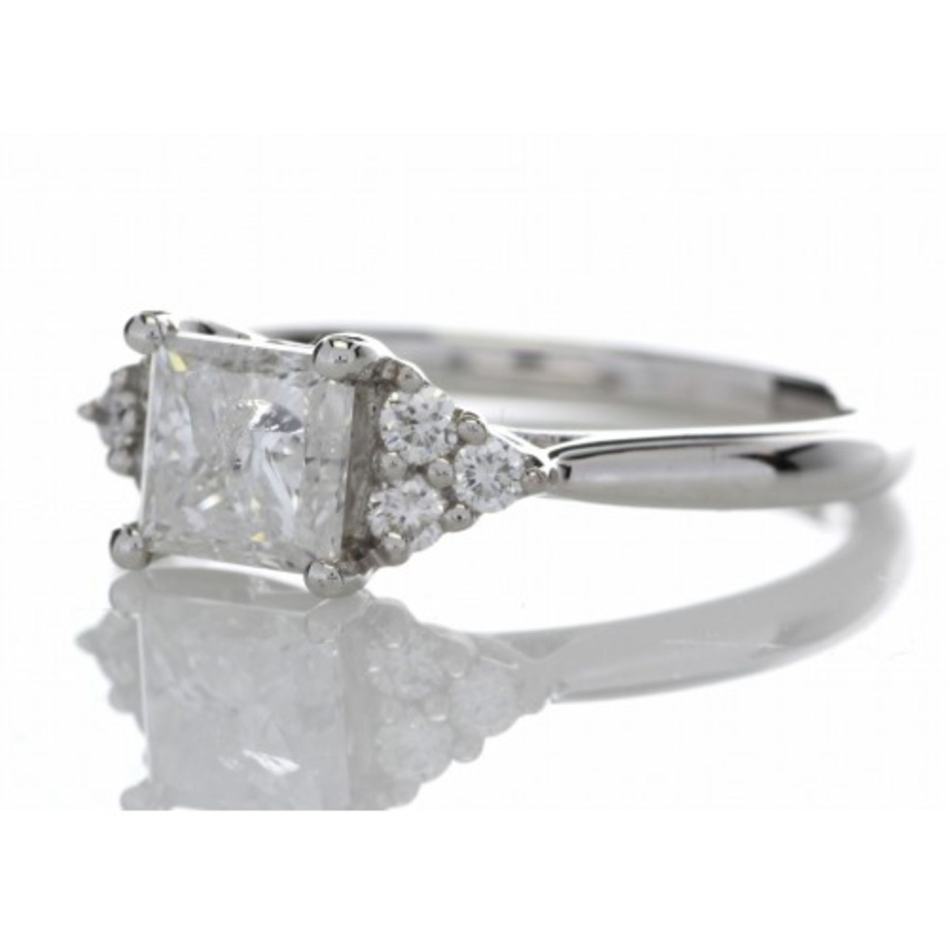 1.25ct diamond set ring set in 18ct gold. 1.06ct princess cut centre stone, D colour and I1 clarity. - Image 4 of 5