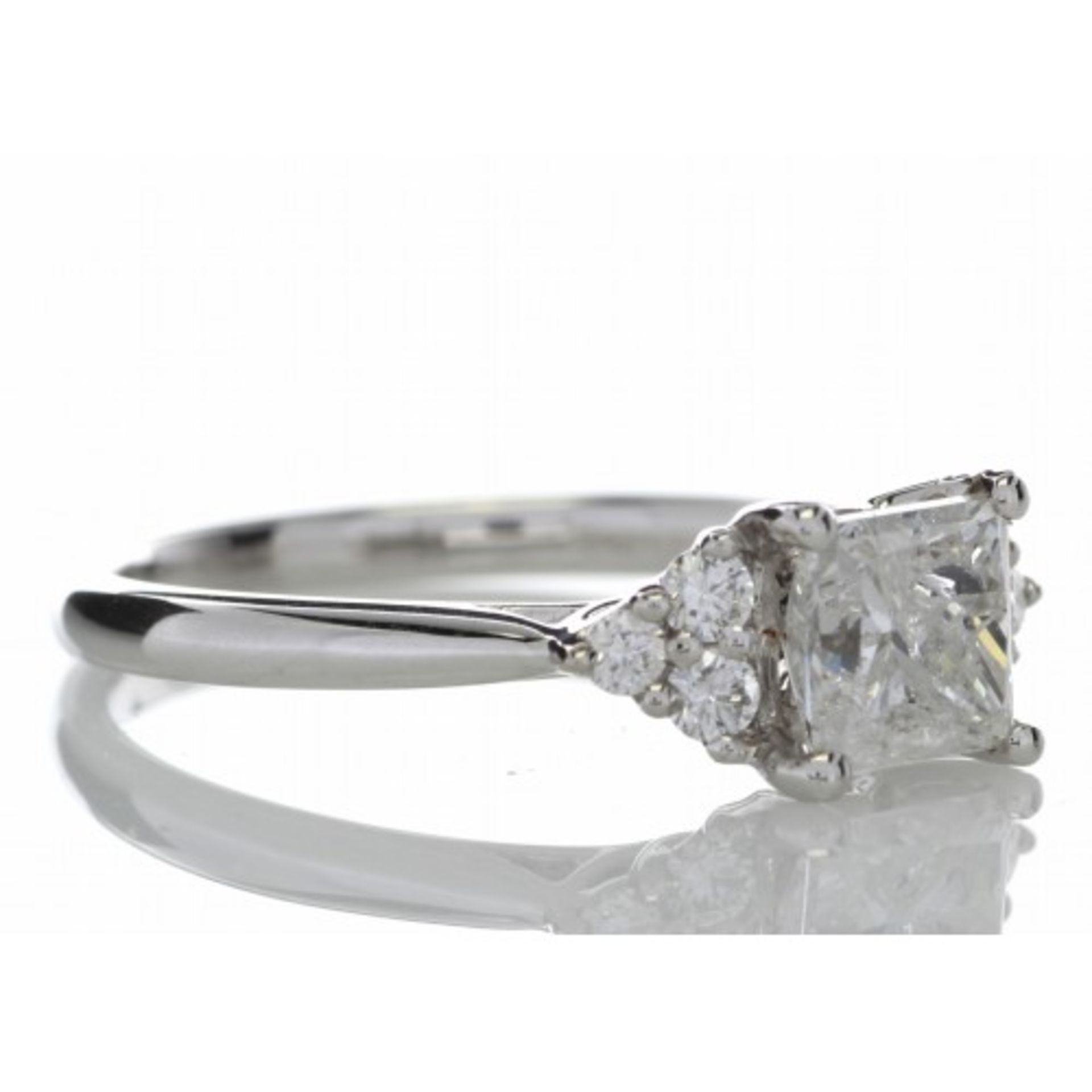 1.25ct diamond set ring set in 18ct gold. 1.06ct princess cut centre stone, D colour and I1 clarity. - Image 3 of 5