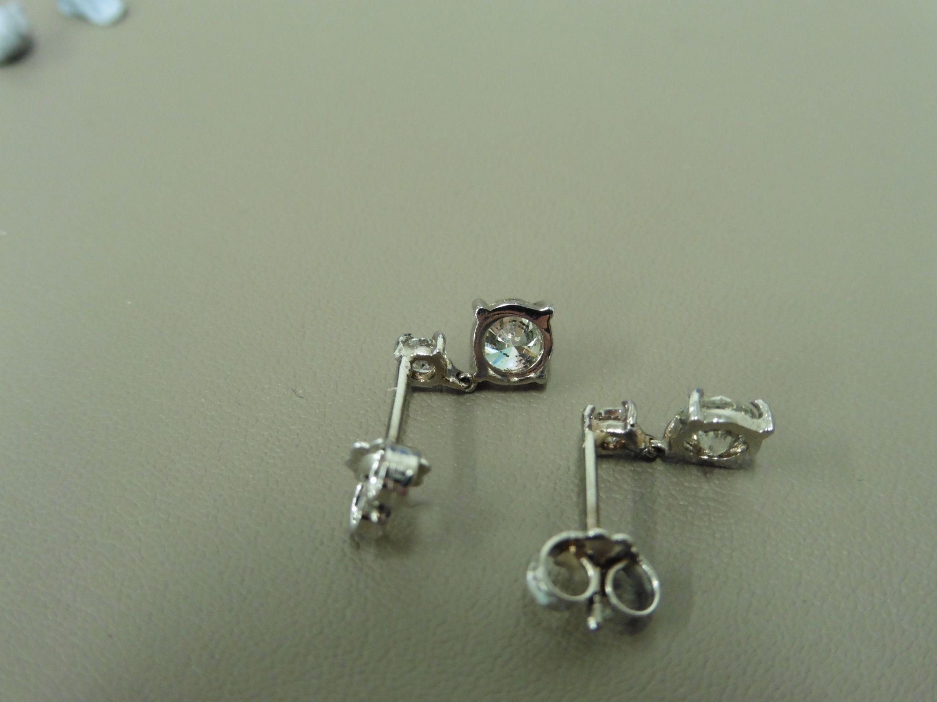 1.02ct diamond drop earrings. 2 brilliant cut diamonds at the bottom, 0.40ct each, I colour, si3 - Image 2 of 2