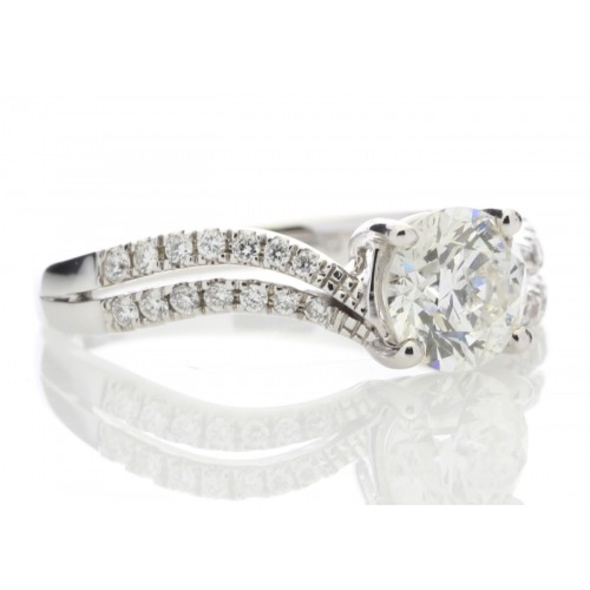 1.31ct diamond set solitaire ring set in 18ct gold with split shoulders. Centre stone 1.09ct, E - Image 4 of 5