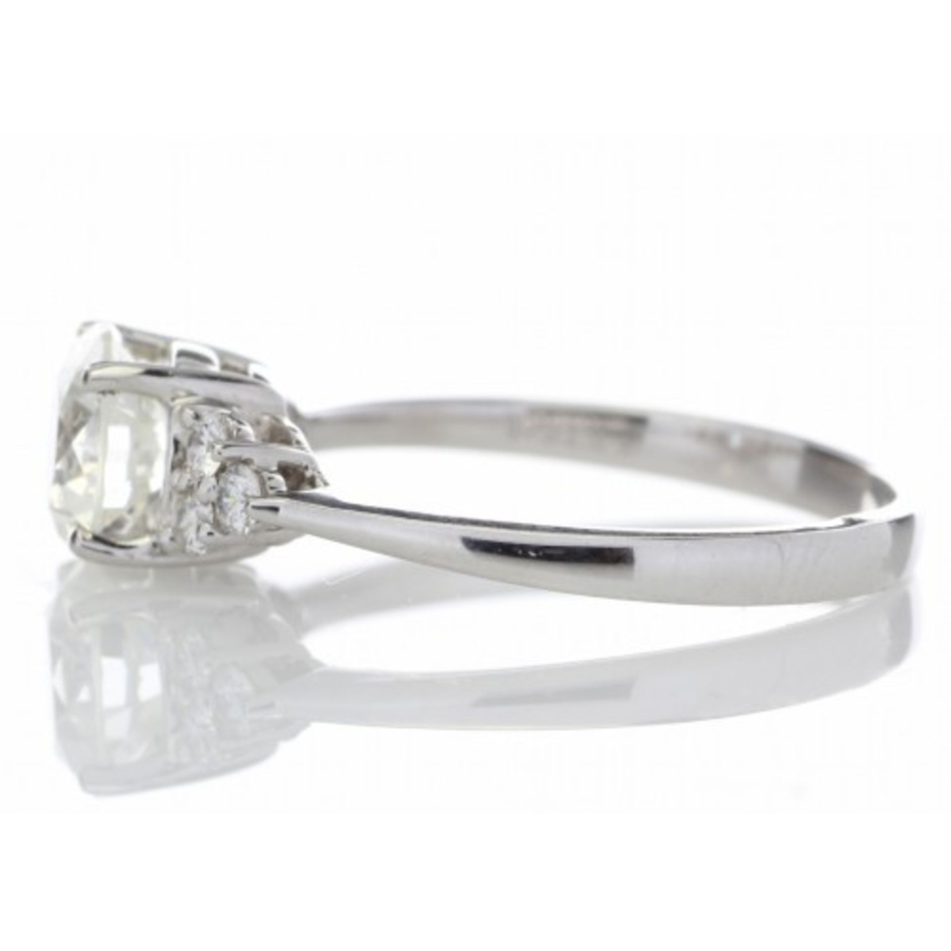 1.29ct diamond set ring set in 18ct gold. 1.13ct centre stone, H colour and SI2 clarity. 3 - Image 4 of 5