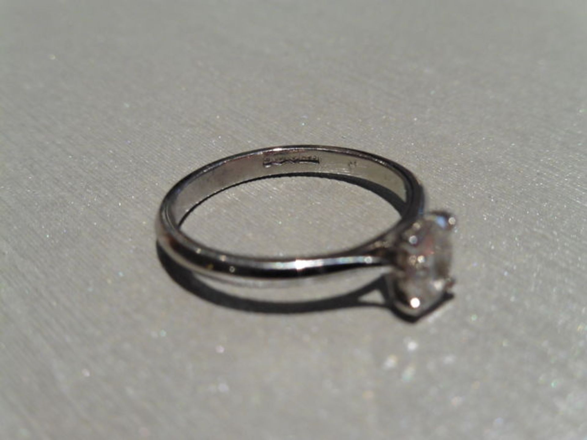 0.60ct diamond solitaire ring with a oval cut diamond. I colour and si2 clarity. Set in 18ct gold - Image 2 of 3