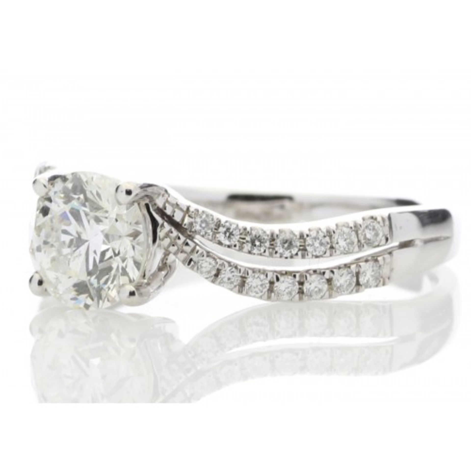 1.31ct diamond set solitaire ring set in 18ct gold with split shoulders. Centre stone 1.09ct, E - Image 2 of 5