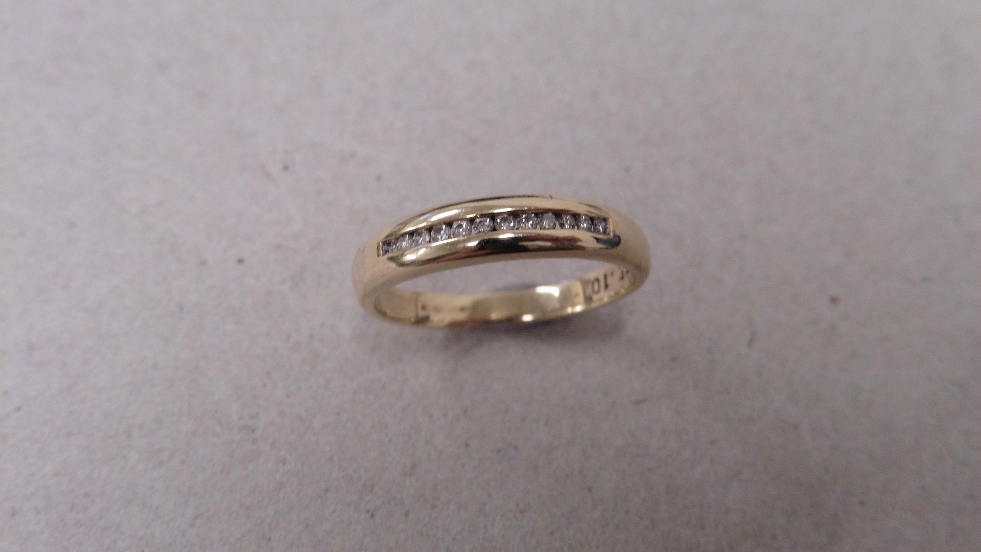 0.10ct diamonnd band ring set in 9ct yellow gold. 12 small brilliant cut diamonds, H/I colour and si - Image 3 of 4