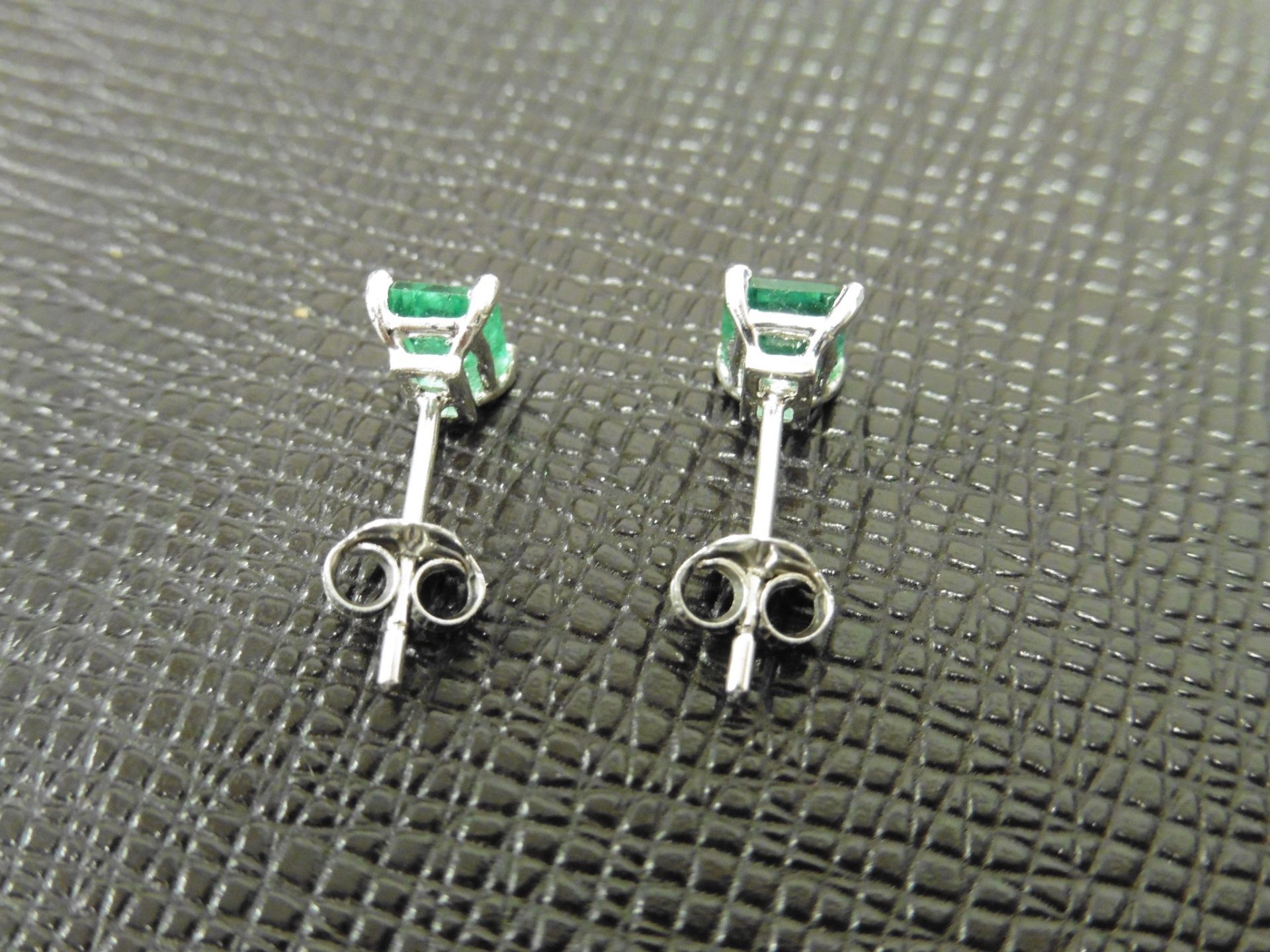 1.40ct stud earrings in platinum 950. 2 rectangular cut emeralds ( treated ) set in a simple 4 - Image 2 of 2