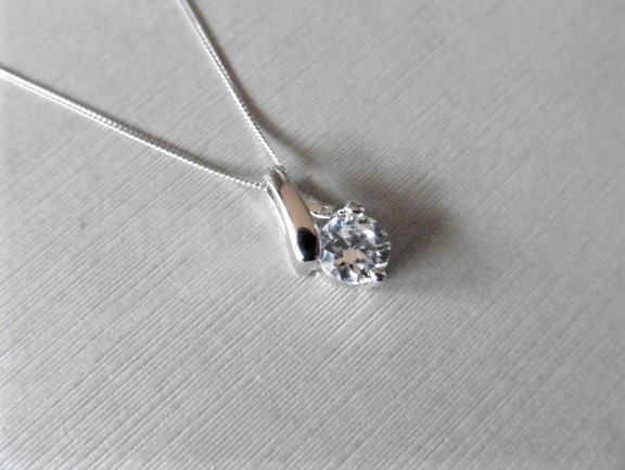 1.01ct diamond pendant with an brilliant cut diamond. H colour and I1-2 clarity. Set in platinum 3