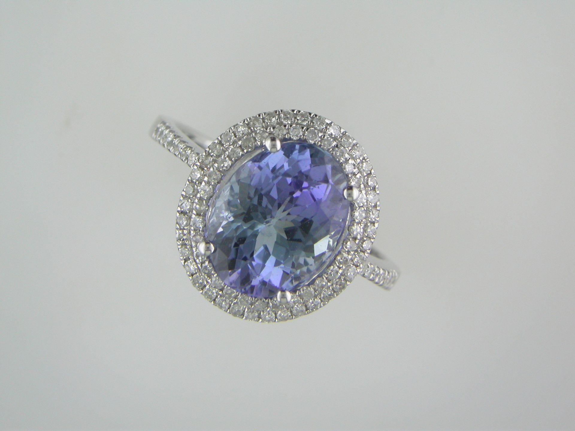 Tanzanite and Diamond Cluster Ring - Image 2 of 2