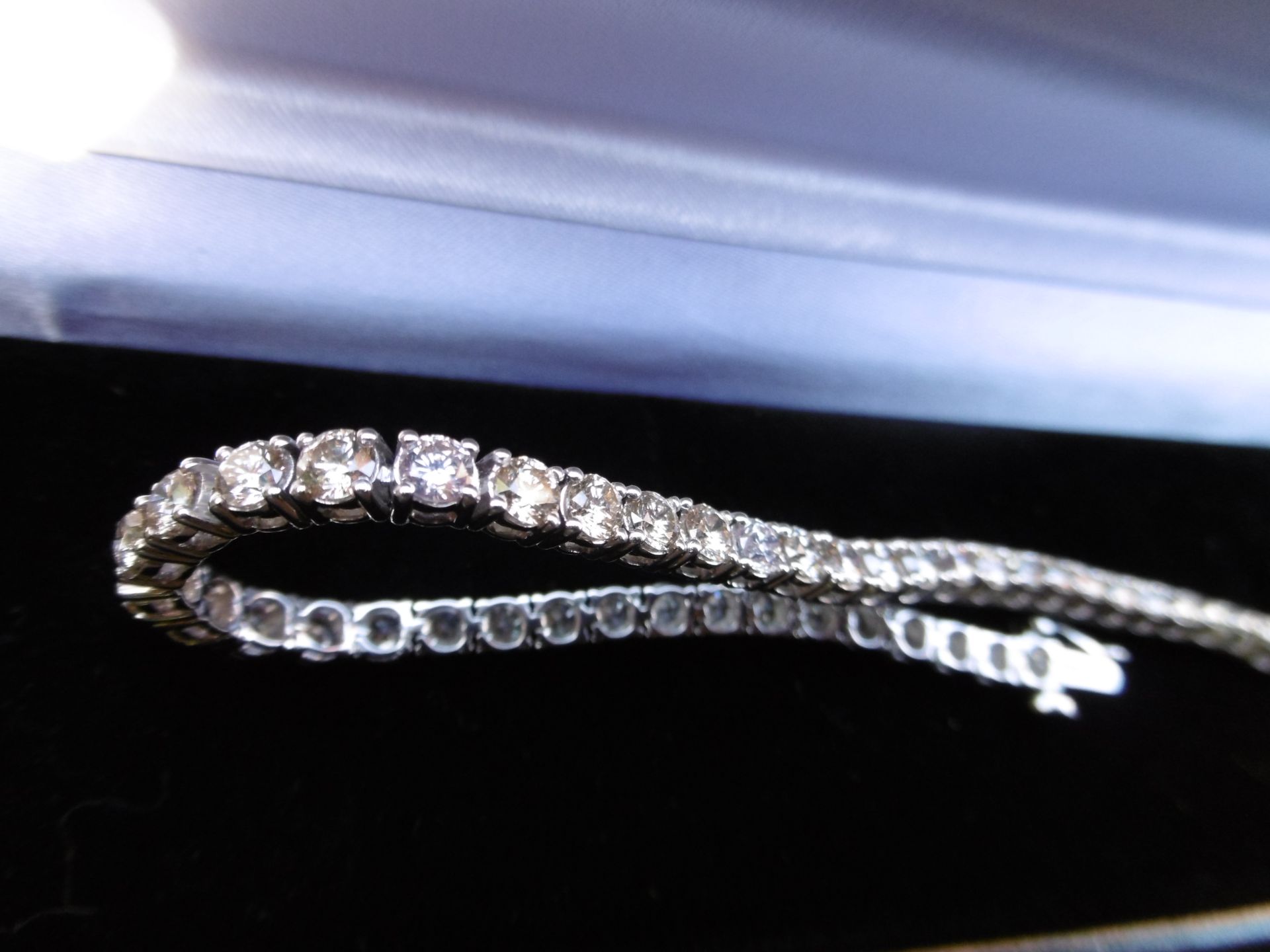 A diamond set line bracelet - Image 2 of 3