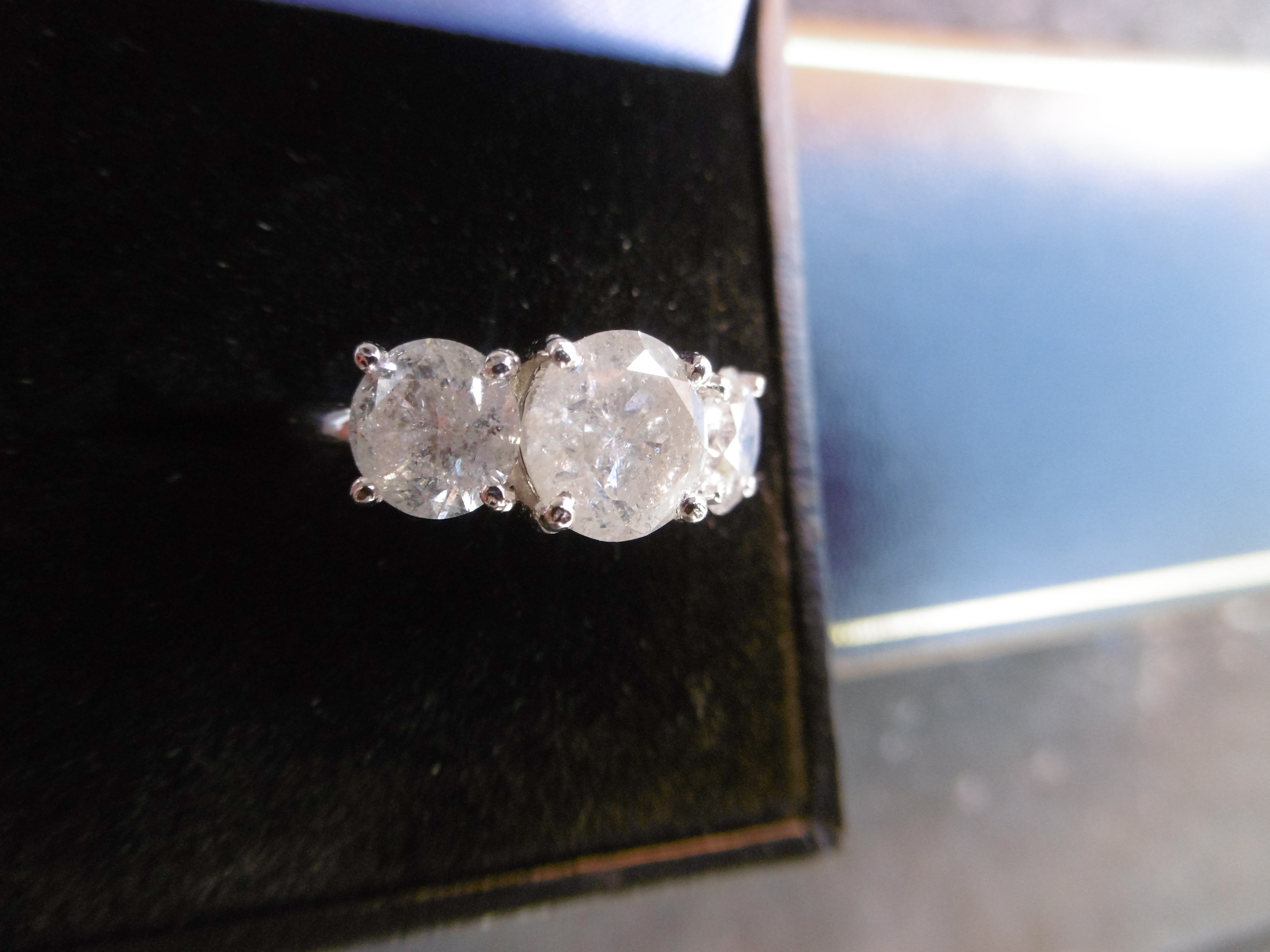 A large 3 stone diamond ring - Bild 3 aus 4