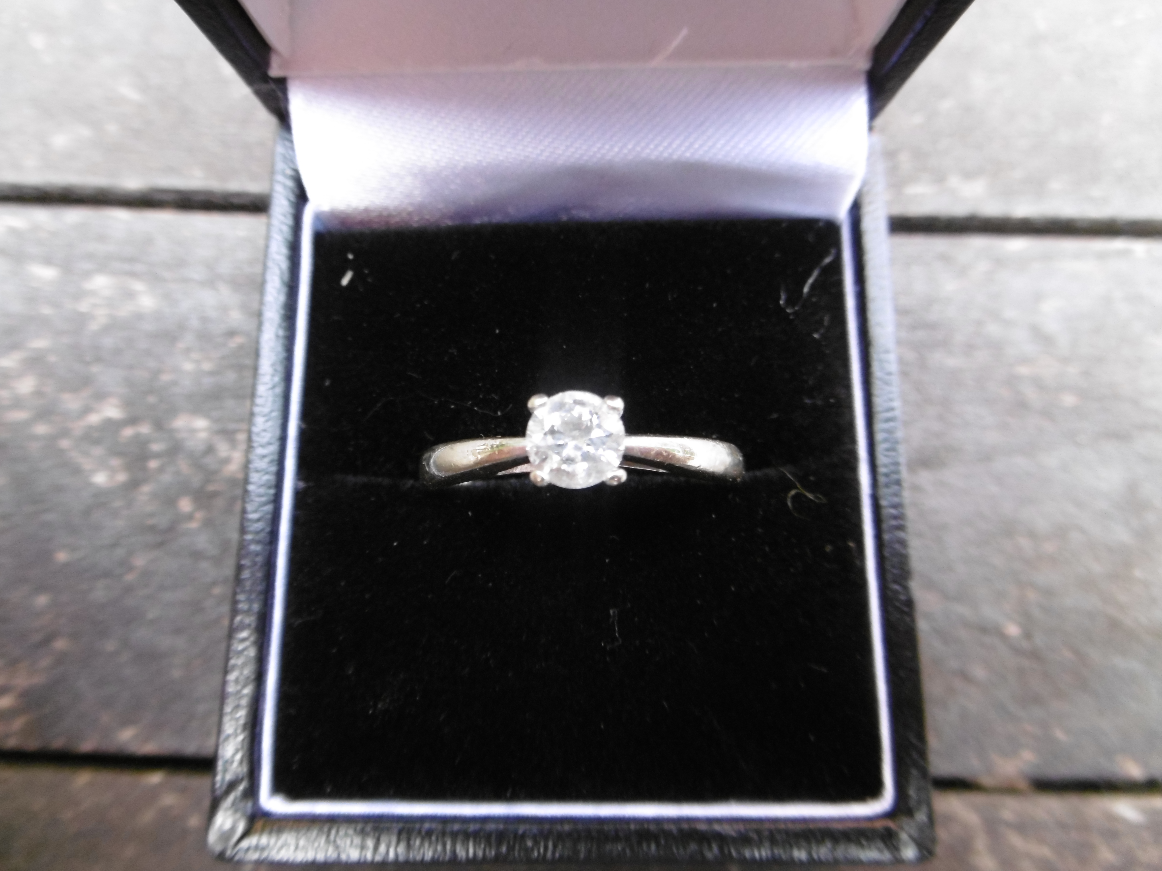 9 CT Gold Diamond ring - Bild 2 aus 3