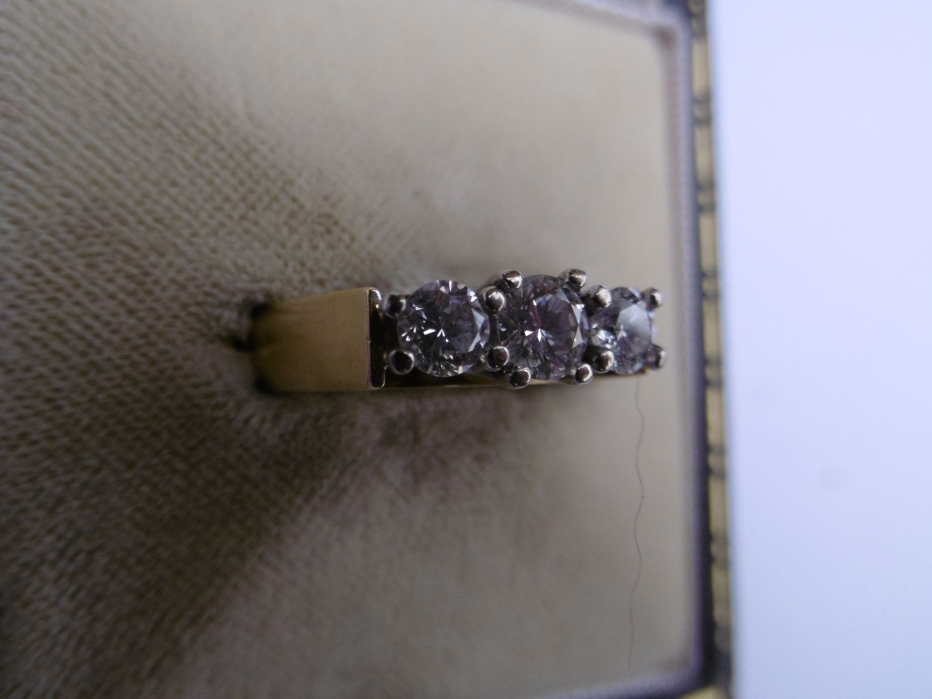 Beautifully designed 3 stone Diamond ring - Image 3 of 4