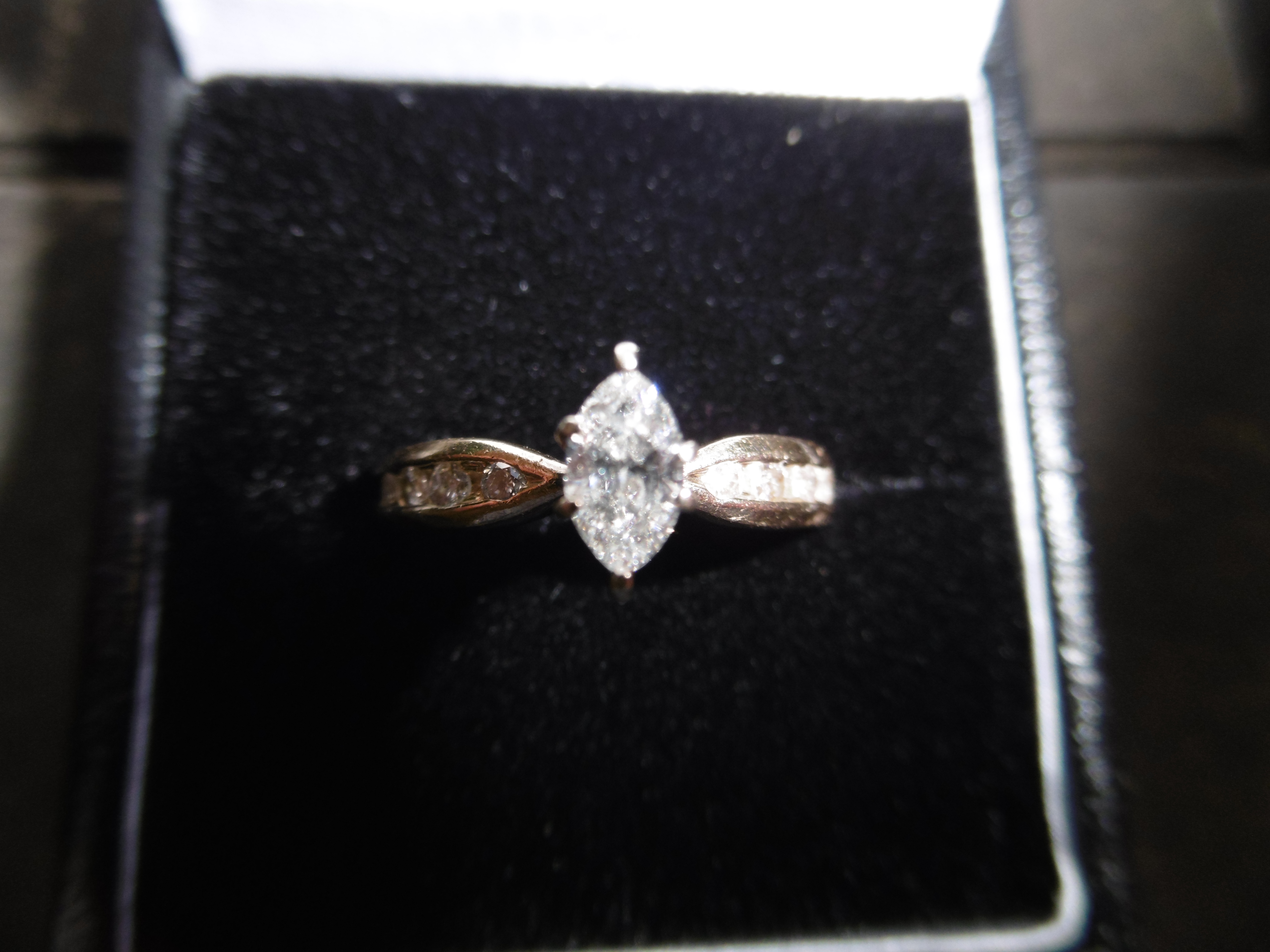14 ct Gold Marquise cut Diamond ring.0.48CT plus 4 small round cut Diamonds on each shoulder - Bild 2 aus 2