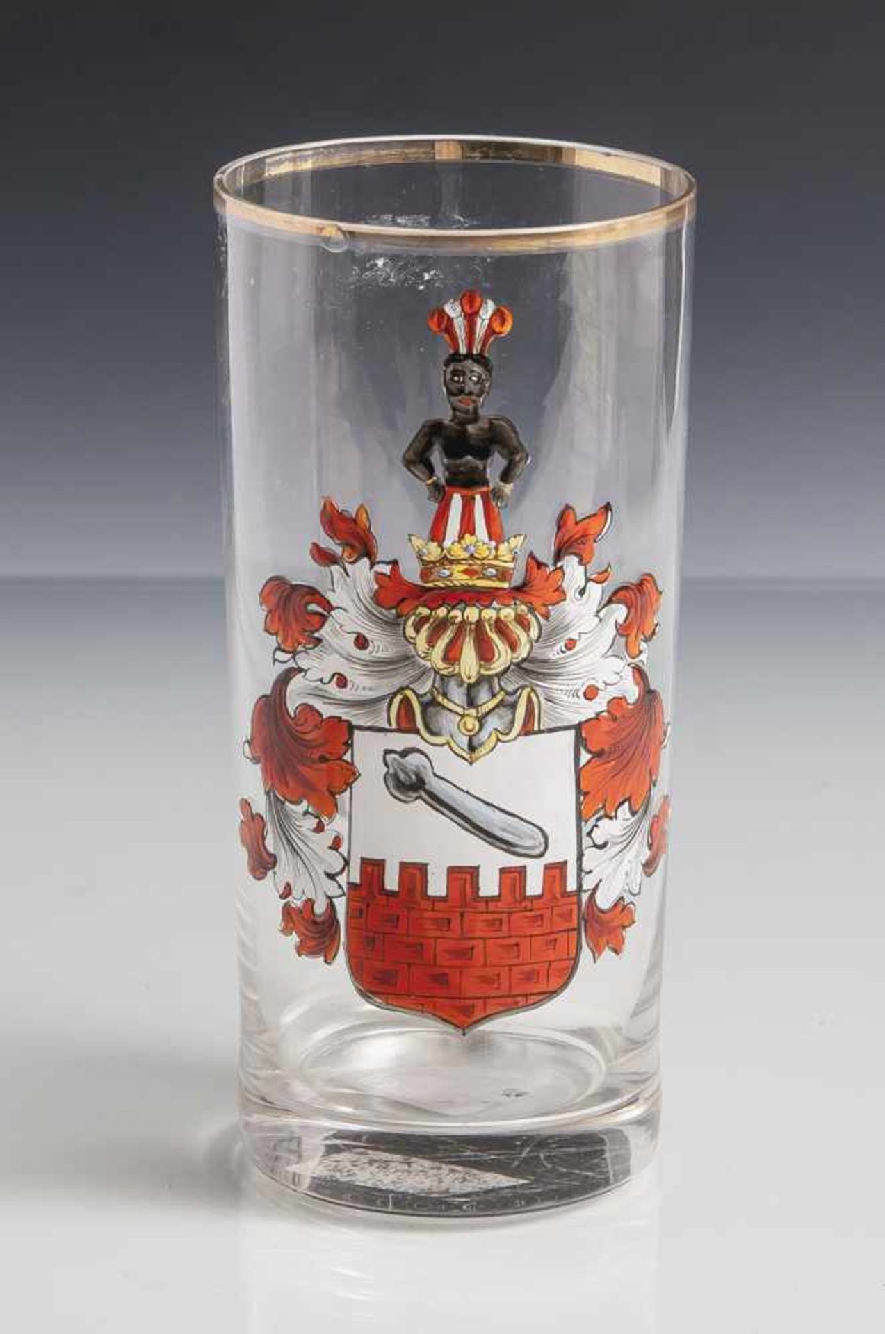 Wappenglas, Historismus, farbloses Glas, zylindrische Form, Goldrand. Auf der Schauseite mit
