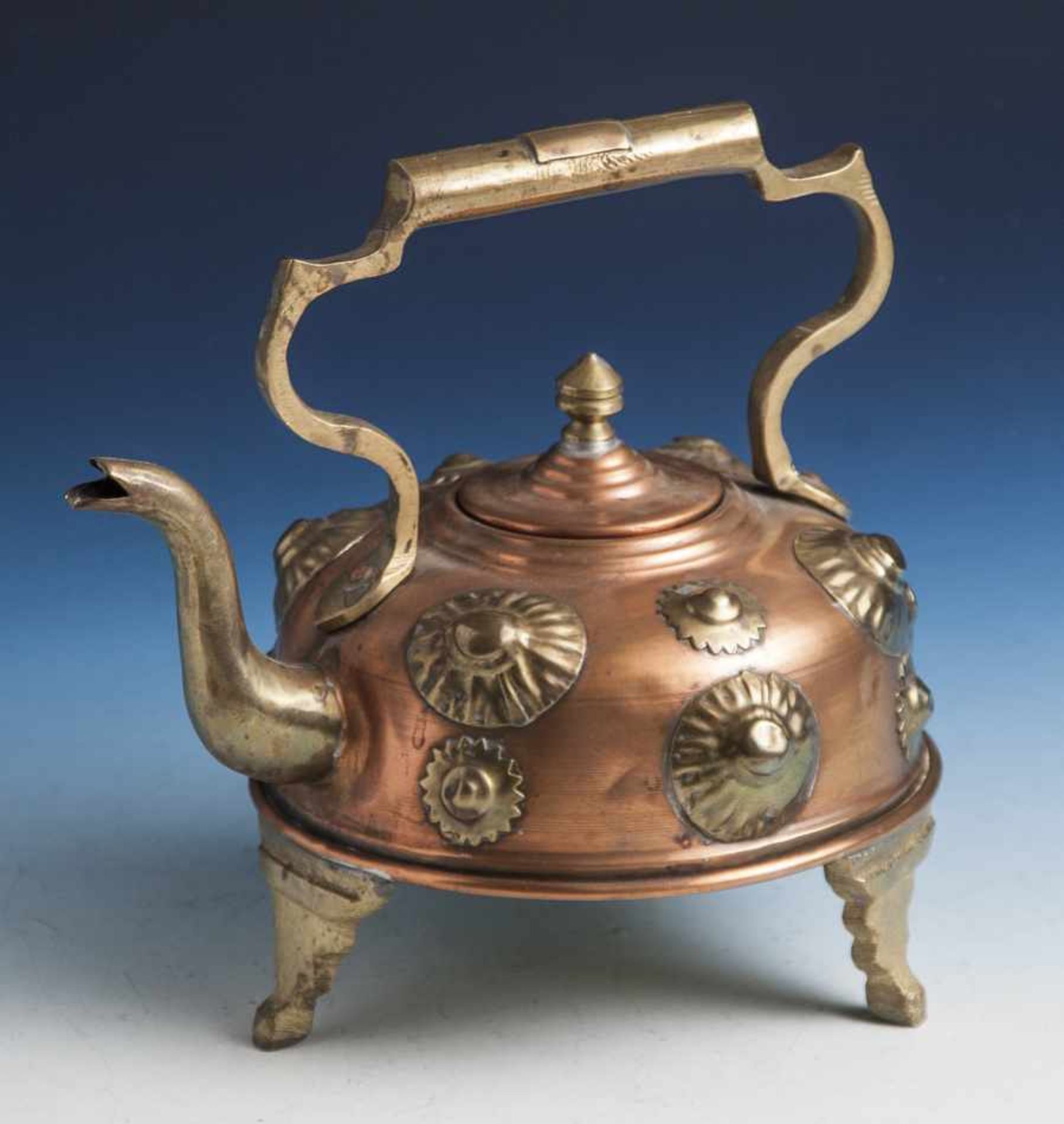 Kleine Teekanne, wohl 19. Jahrhundert, Kupfer m. Messingverzierungen.