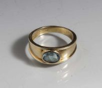 Bandring, Gelbgold 585, ausgefasst mit oval-facettiertem, hellblauem Topas, ca. 7 x 6 mm, Ringgröße: