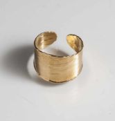 Moderner Damenring, Gelbgold 750, breite Ringspange mit feinem Liniendekor. Ringgröße: 61, ca. 4,6