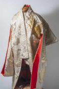 Shiromuku, traditioneller Hochzeitskimono, Japan, 20. Jahrhundert, Seide, verziert mit aus