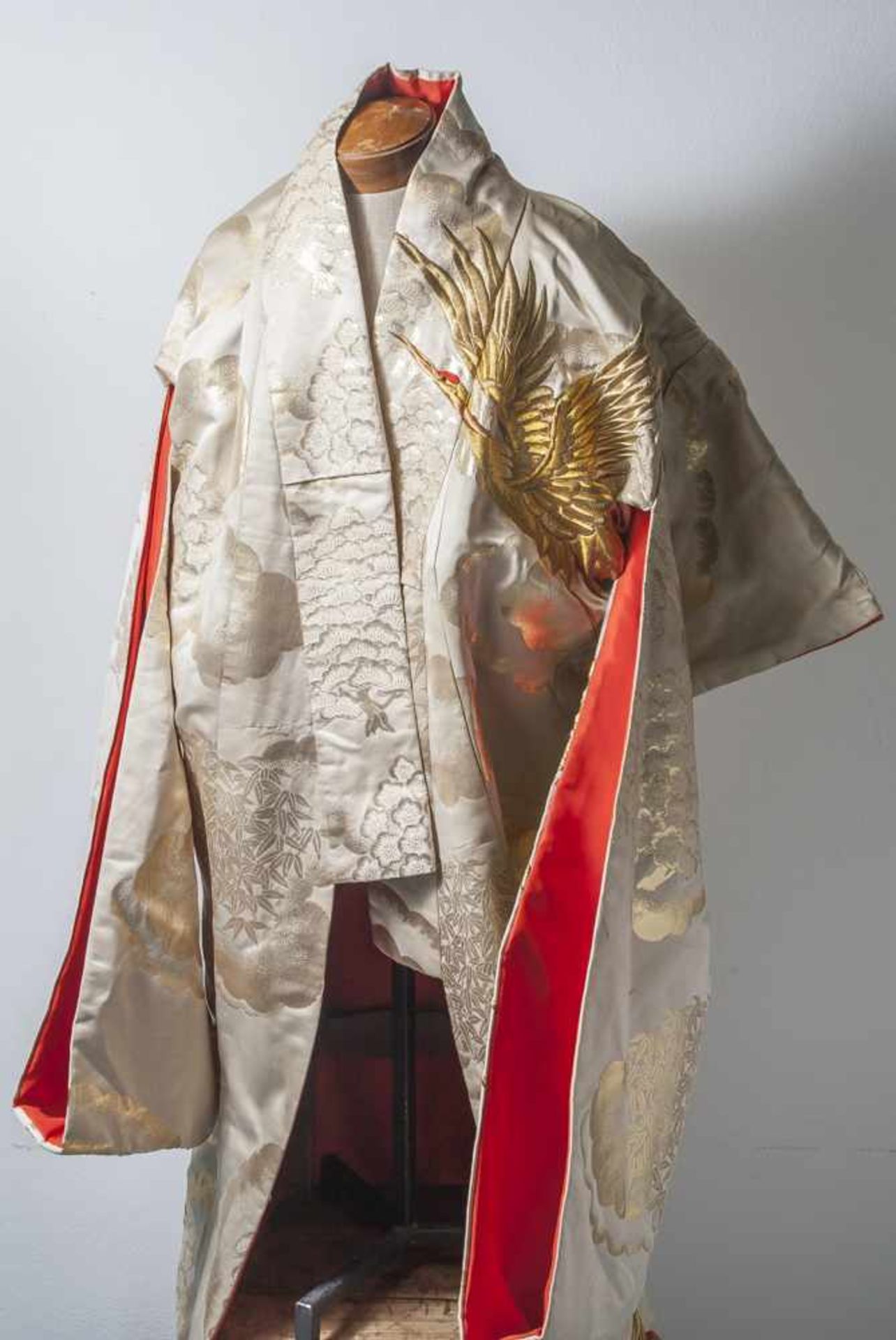 Shiromuku, traditioneller Hochzeitskimono, Japan, 20. Jahrhundert, Seide, verziert mit aus