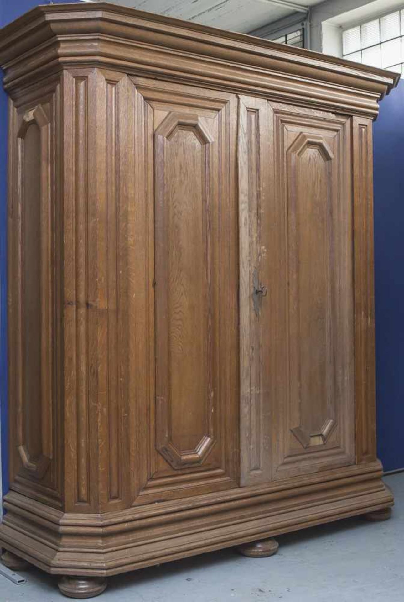 Barockschrank, Hessen, 18. Jahrhundert, Eichenholz, in der Schaufront 2-türig. H. ca. 224 cm, Br.