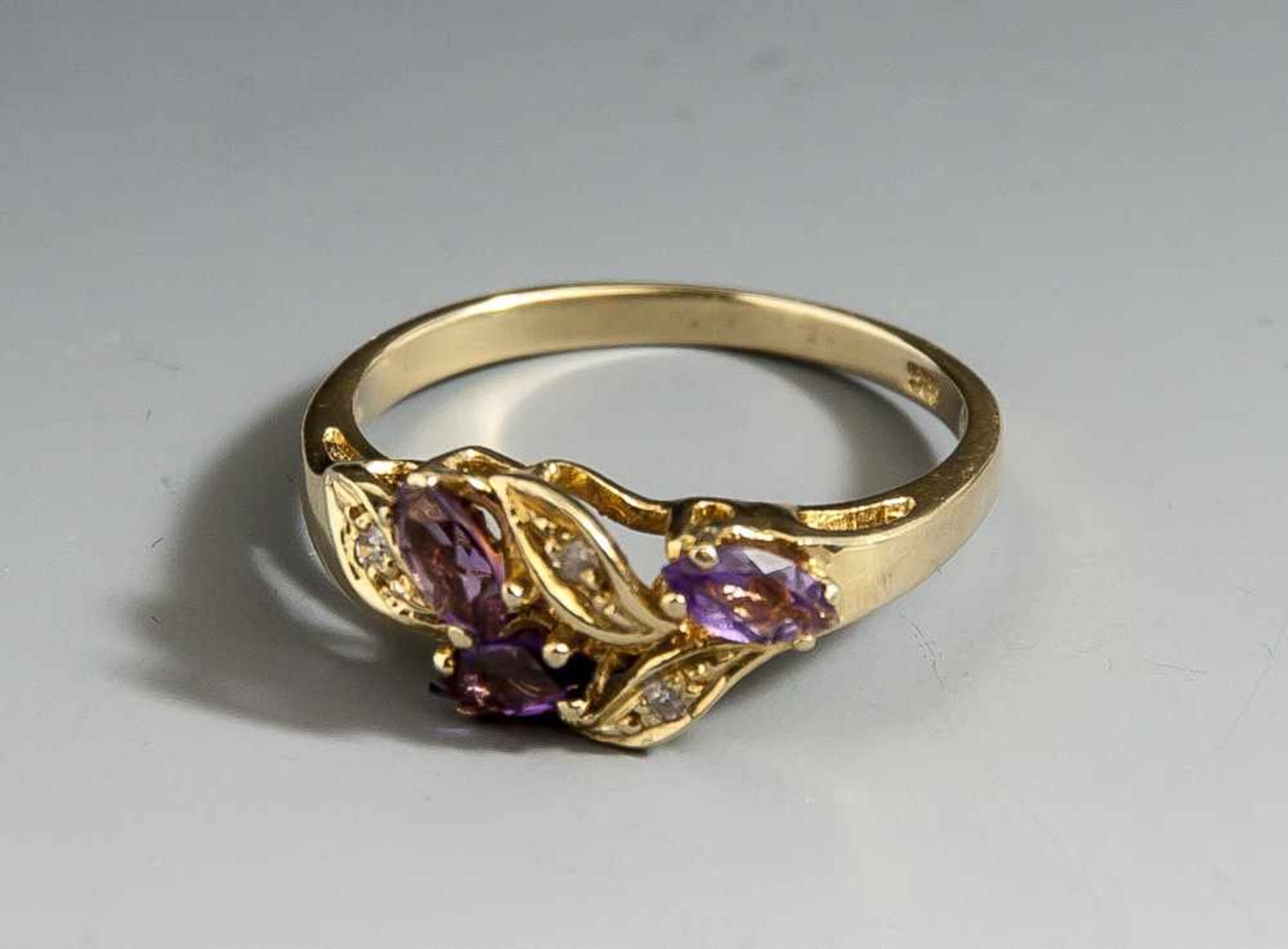 Damenring mit Amethysten und Diamanten, Gelbgold 585, blätterförmig ausgestalteter Ringkopf,