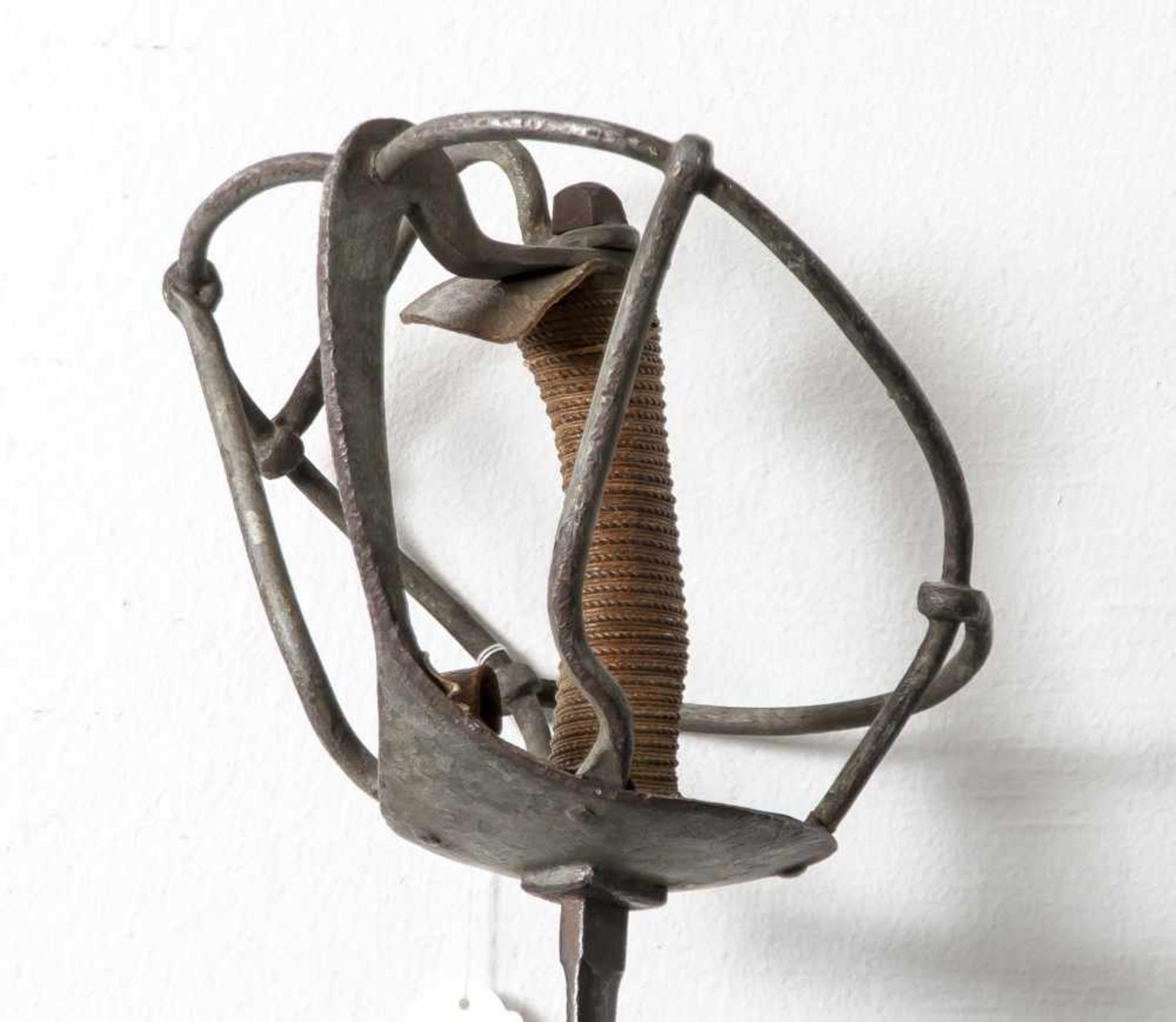 Korb- oder Glockenschläger (Mensurdegen), 19./20. Jahrhundert. L. ca. 106 cm, guter org. Zustand. - Image 2 of 2