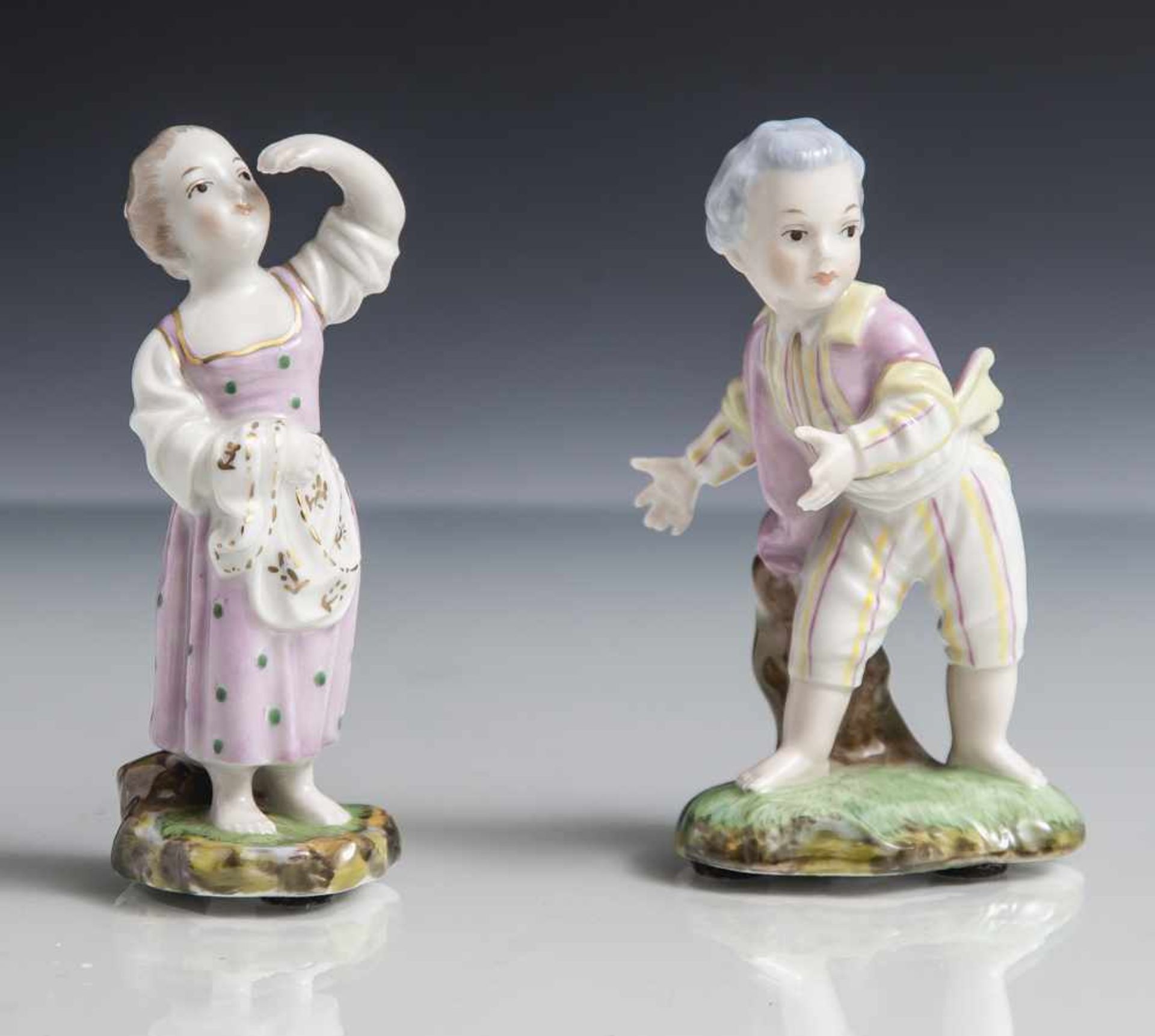2 kleine Porzellanfiguren, Mädchen u. Knabe auf naturalistisch gearbeiteten Sockel stehend,