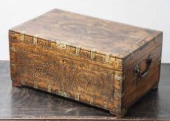 Alte Reisebox, wohl Indien, 19. Jahrhundert, Tropenhölzer, rechteckiger Korpus, seitlich je