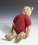 Alter Teddy, wohl 1930/40er Jahre, gehäkelter Body in Rot. H. ca. 25 cm, bespielt.