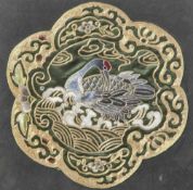 Chinesische Goldstickarbeit, wohl 19. Jahrhundert, mittig Kranich sitzend, umgeben von 6-passiger
