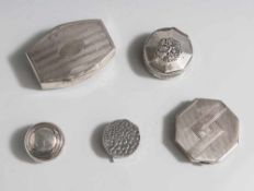 Konvolut von insgesamt 5 Puder- und Pillendosen, 19./20. Jahrhundert, Silber, gepunzt, versch.
