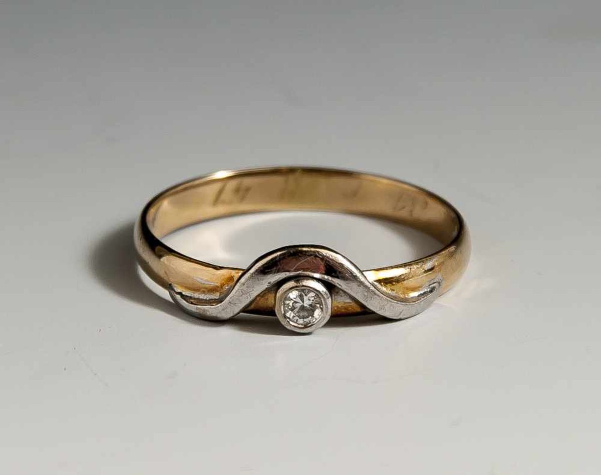 Bicolor-Solitärring, Weißgold/Gelbgold 585, ausgefasst mit 1 Brillant, ca. 0,08 ct/H/si.