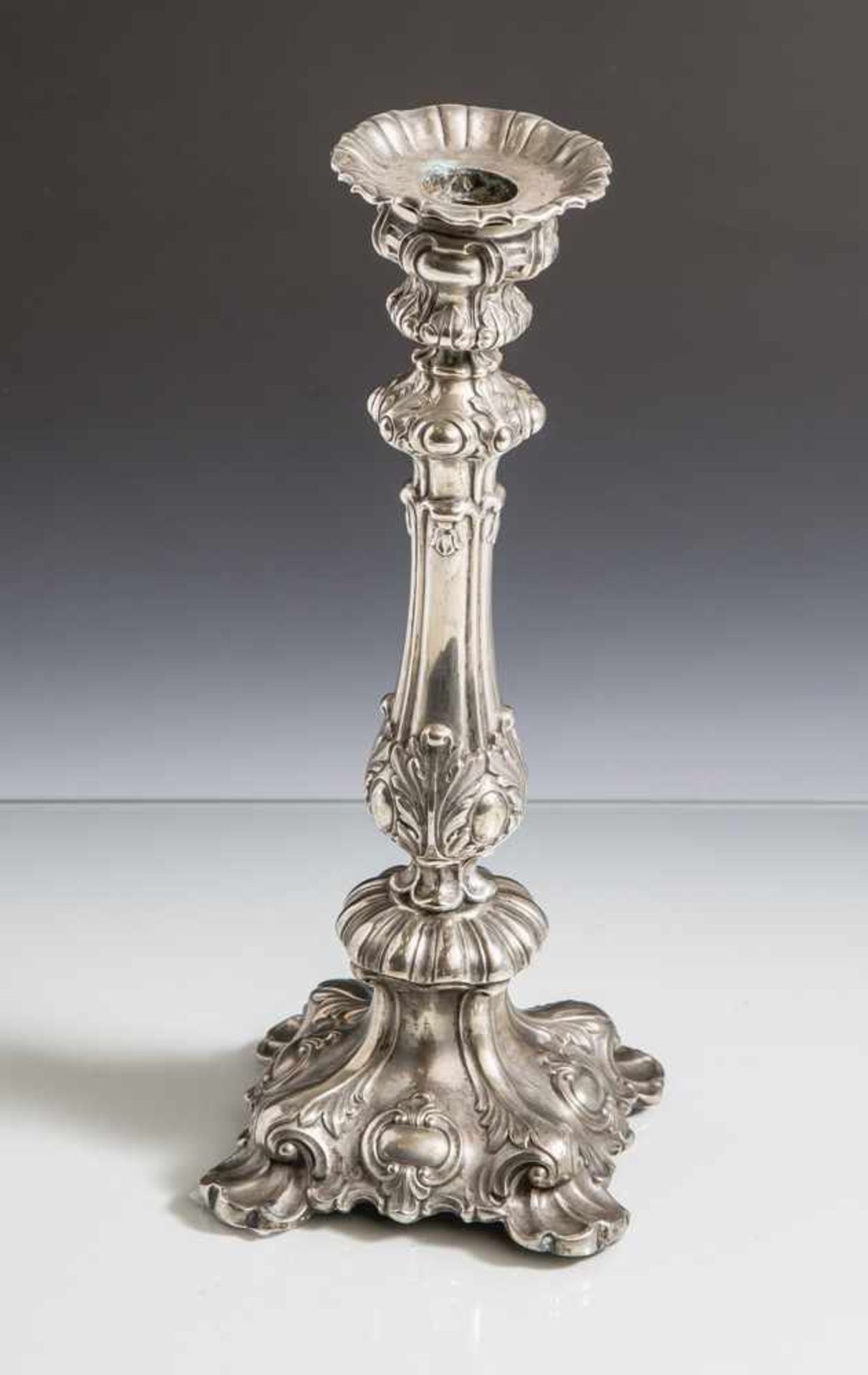 Leuchter, Silber 13-lötig, 19. Jahrhundert, Barock-Stil, mit reichem Muschelwerkreliefdekor. H.