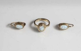 Ring und Ohrgehänge mit Opalcabochons, Gelbgold 585, Ringgröße: 55, Maße Cabochons: 10 x 5 (