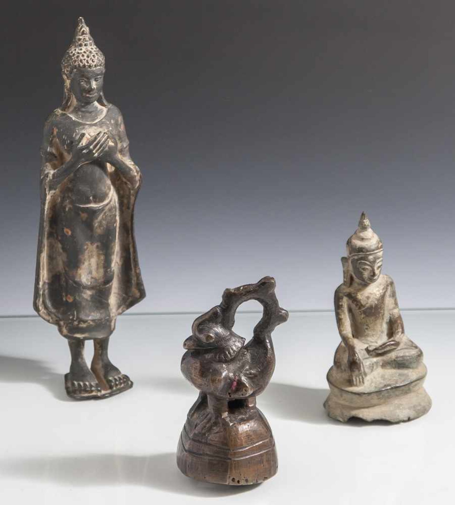 2 Bronzen des Buddha Shakyamuni und Bronze-Opiumgewicht in Form einer sitzenden Hintha, wohl Burma