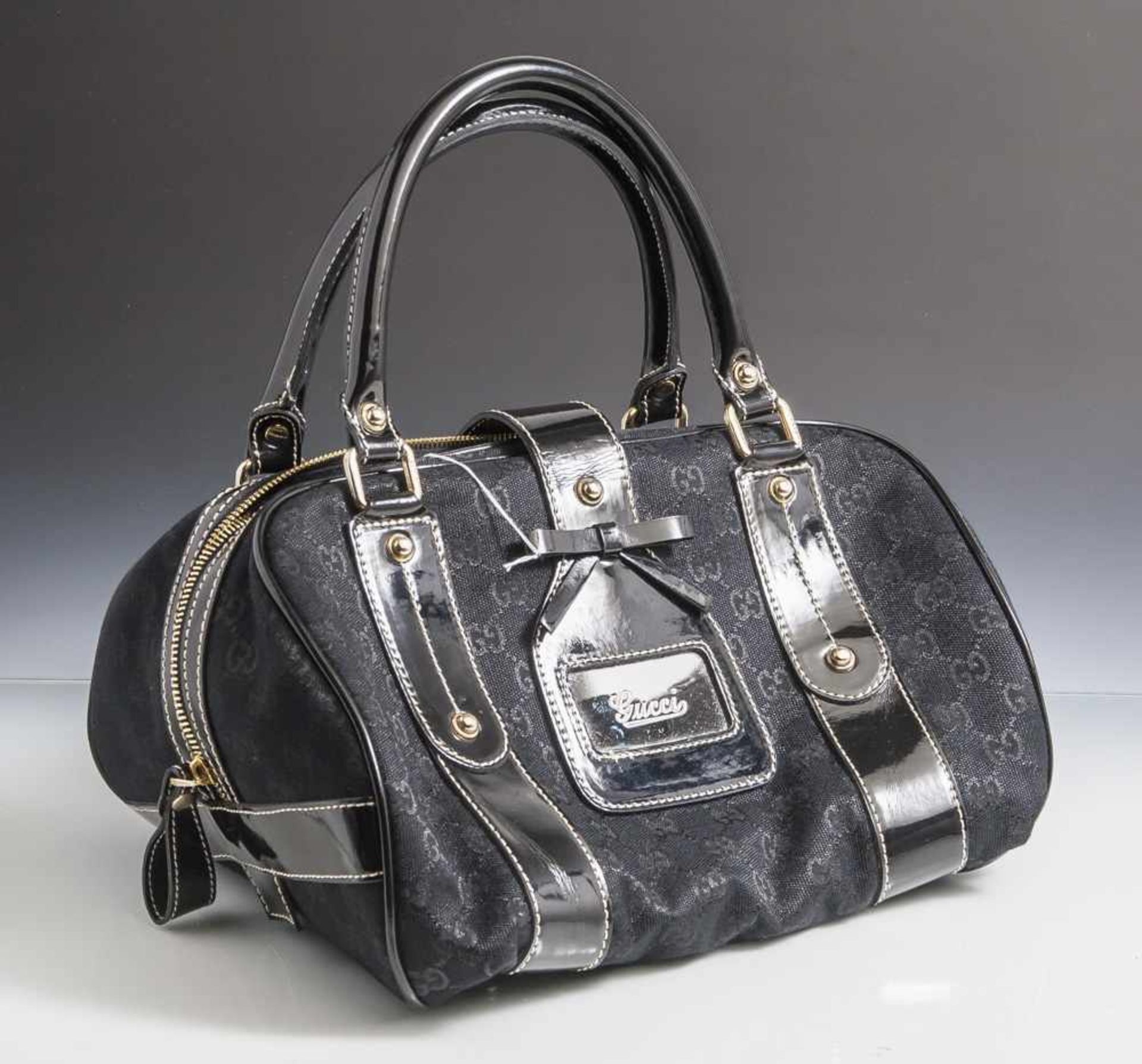 Gucci Damenhandtasche, schwarzer Stoff, Leder hochglanz, Beschlag Messing vergoldet. 2 kl.