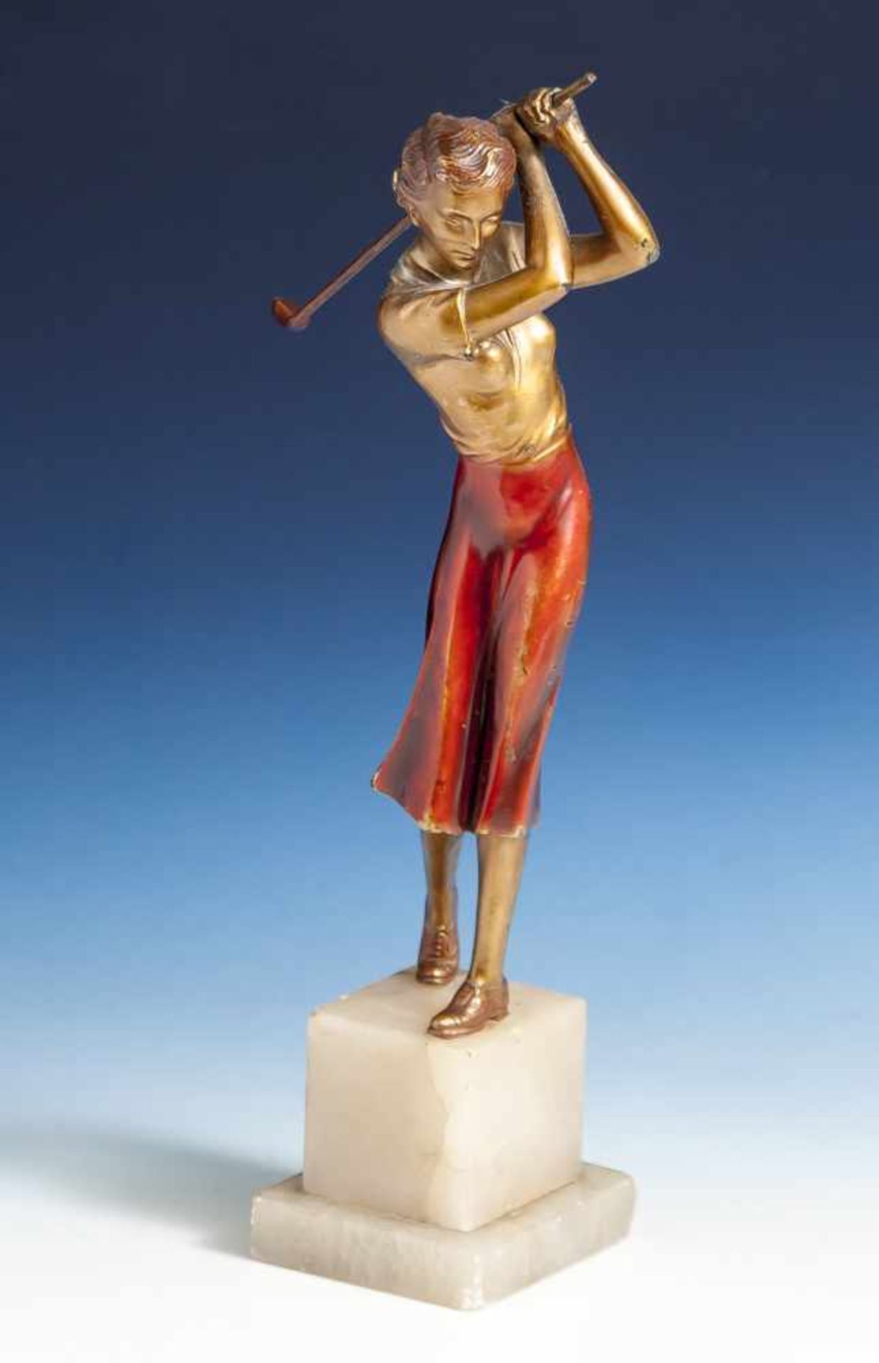 Bronzeplastik, 1920er Jahre, Darst. einer Golfspielerin auf Marmorsockel, farbig gefasst. H. ca.