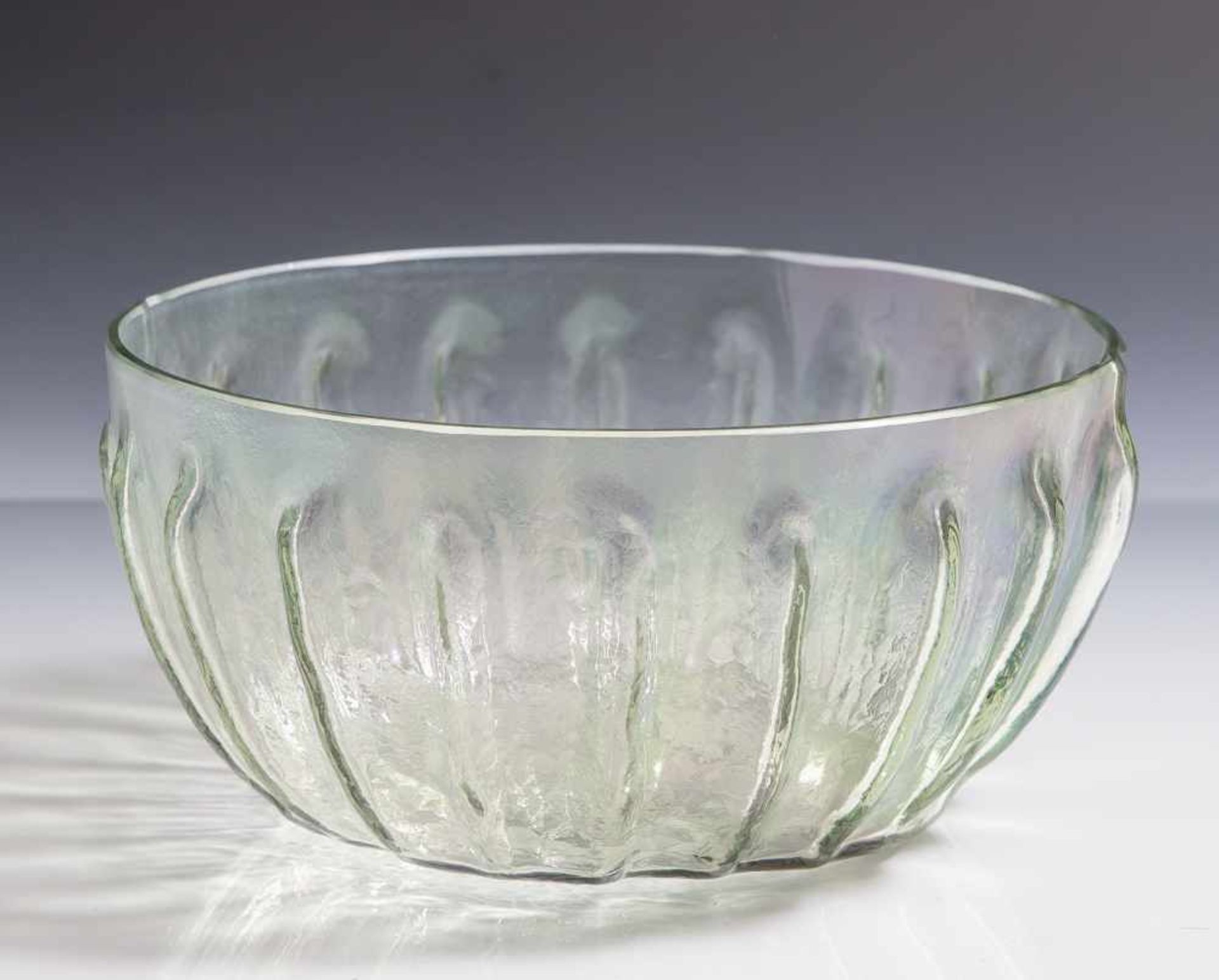 Runde Glasschüssel, wohl um 1900, farbloses Glas, grün irisierende Oberfläche, gerippte