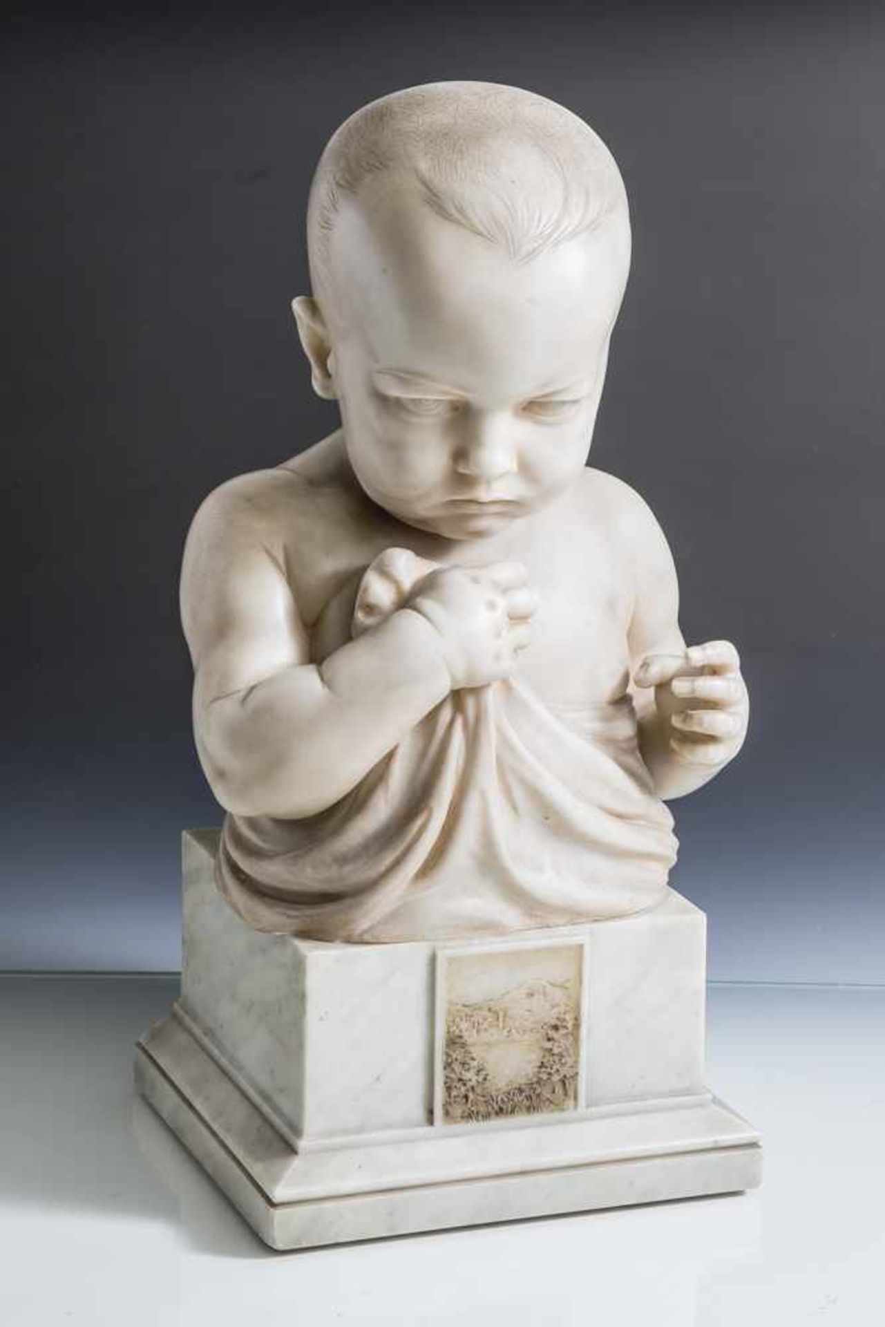 Fait, C. (19. Jahrhundert), fein gearbeitete Kinderbüste, weißer Marmor, auf getrepptem,