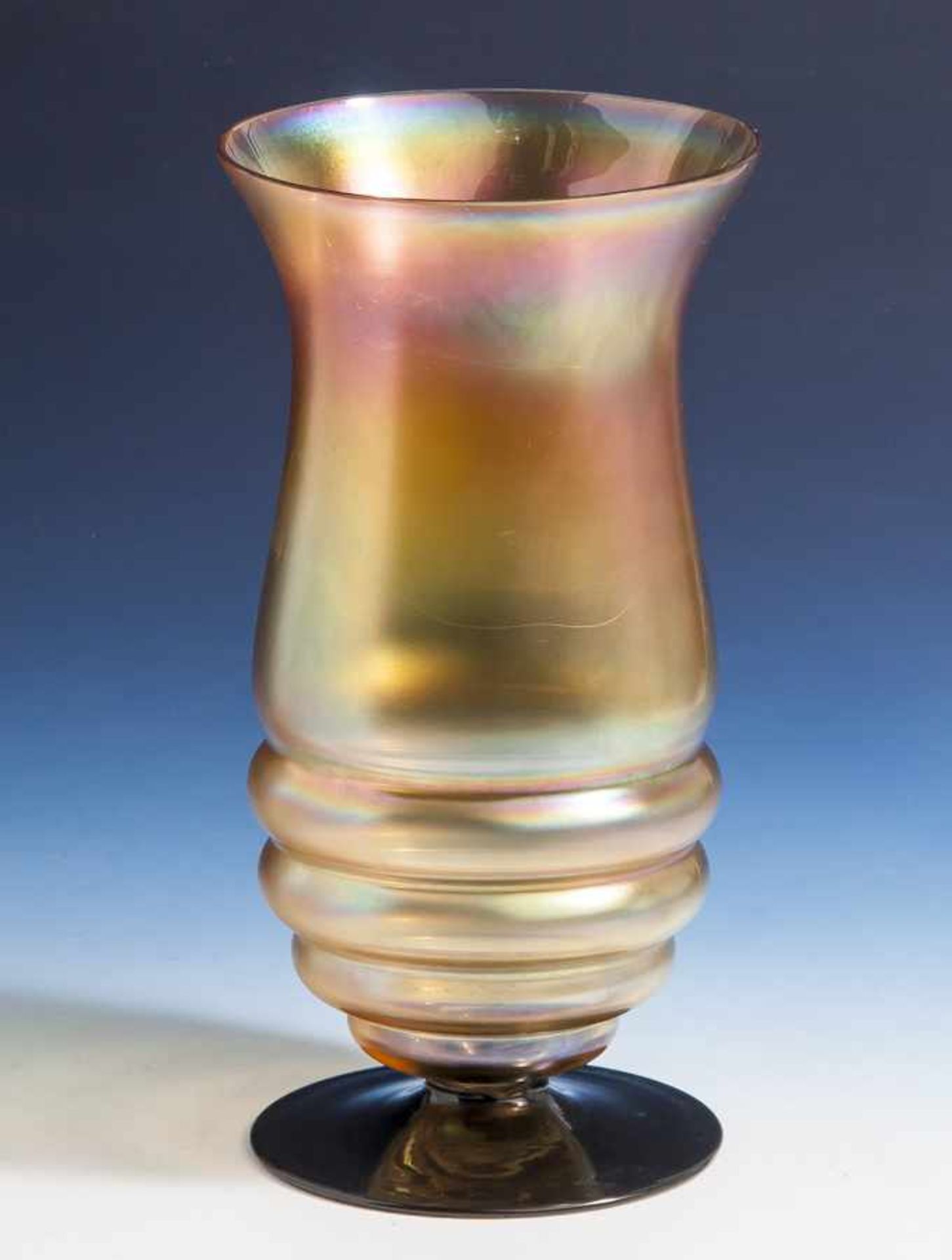 Art Déco Glasvase, klares Glas, honigfarbene leicht irisierende Oberfläche, über schwarz